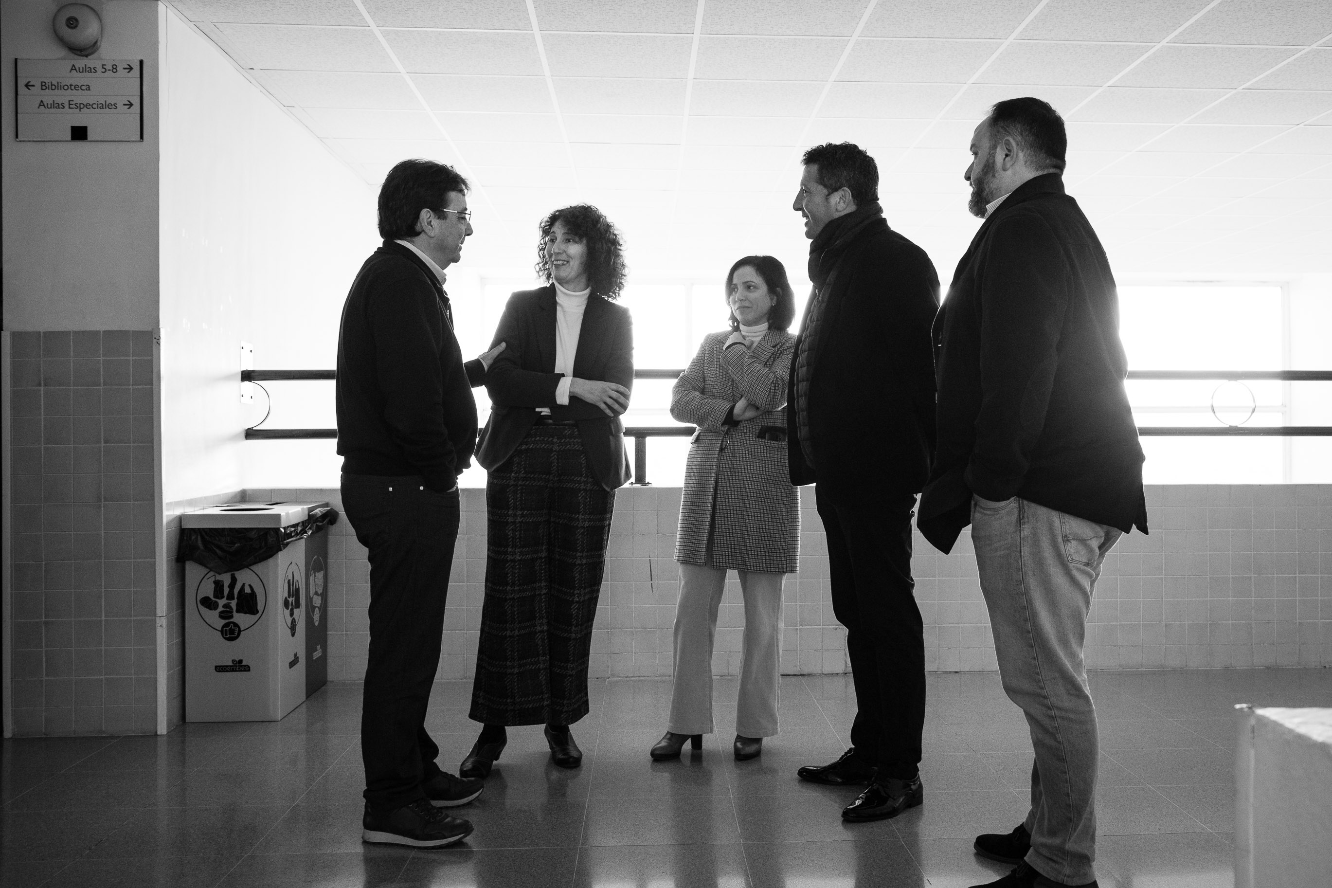 Foto del presidente de la Junta de Extremadura durante su visita a dos centros educativos de Berlanga