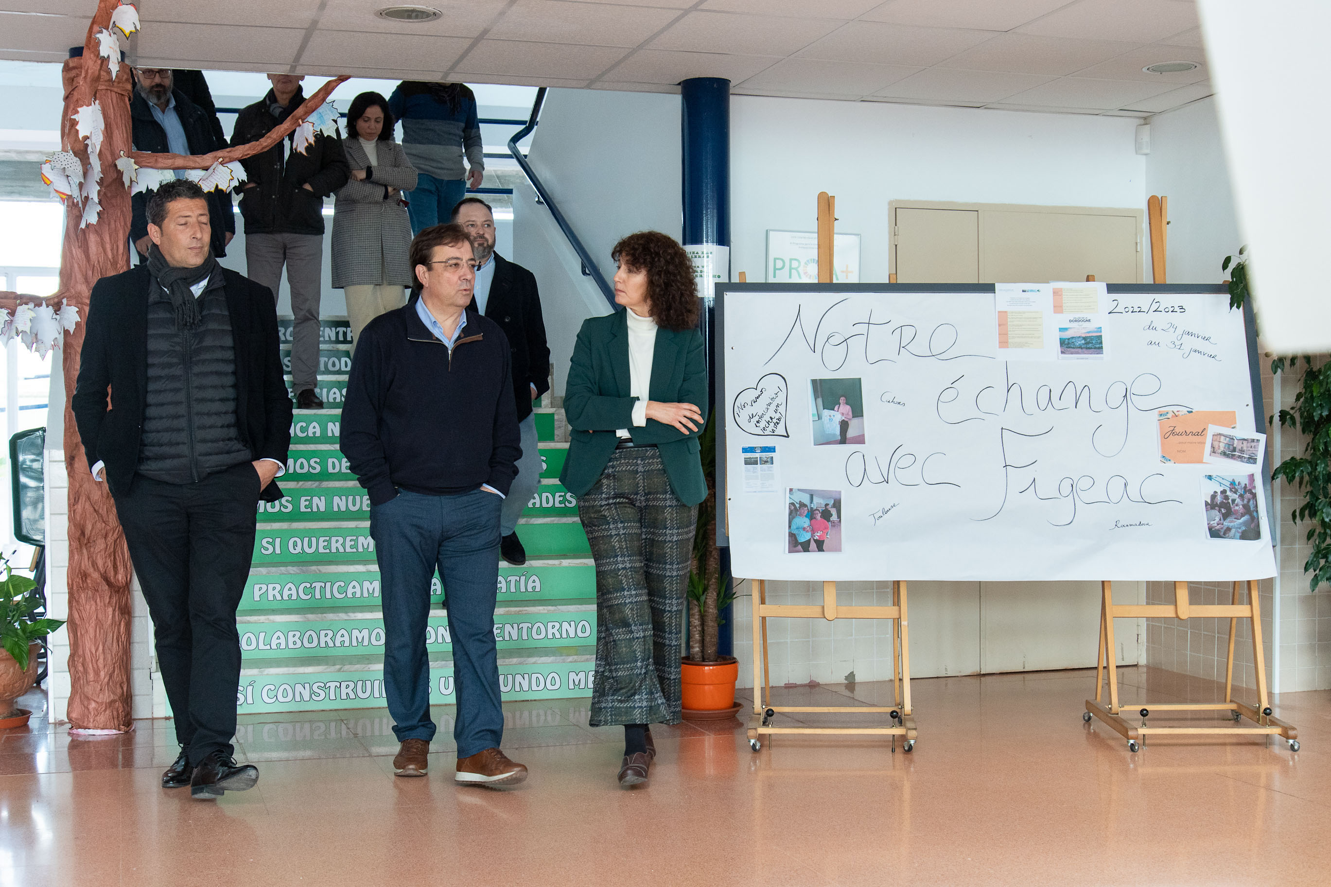 Foto del presidente de la Junta de Extremadura durante su visita a dos centros educativos de Berlanga