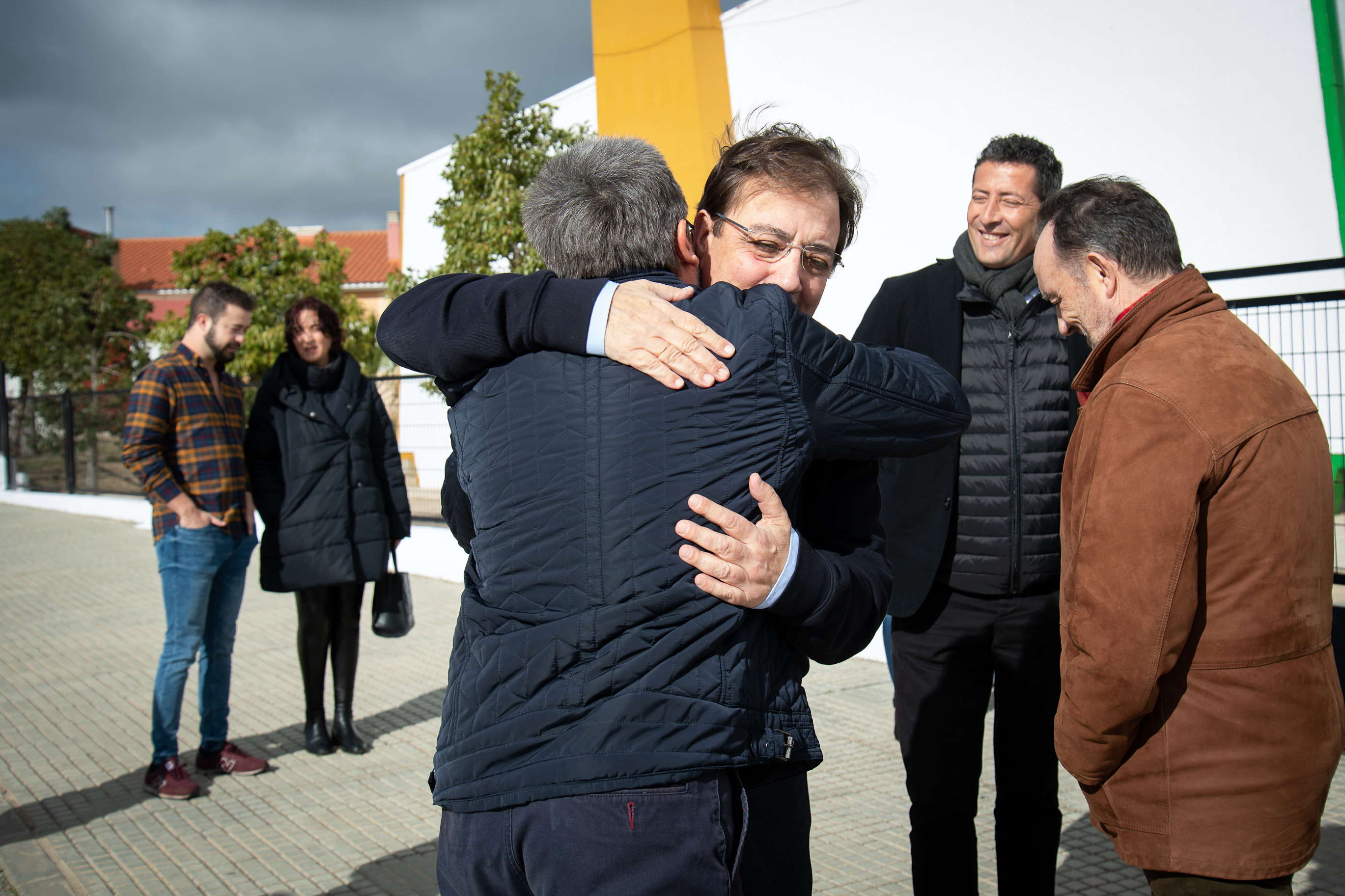 Foto del presidente de la Junta de Extremadura durante su visita a dos centros educativos de Berlanga