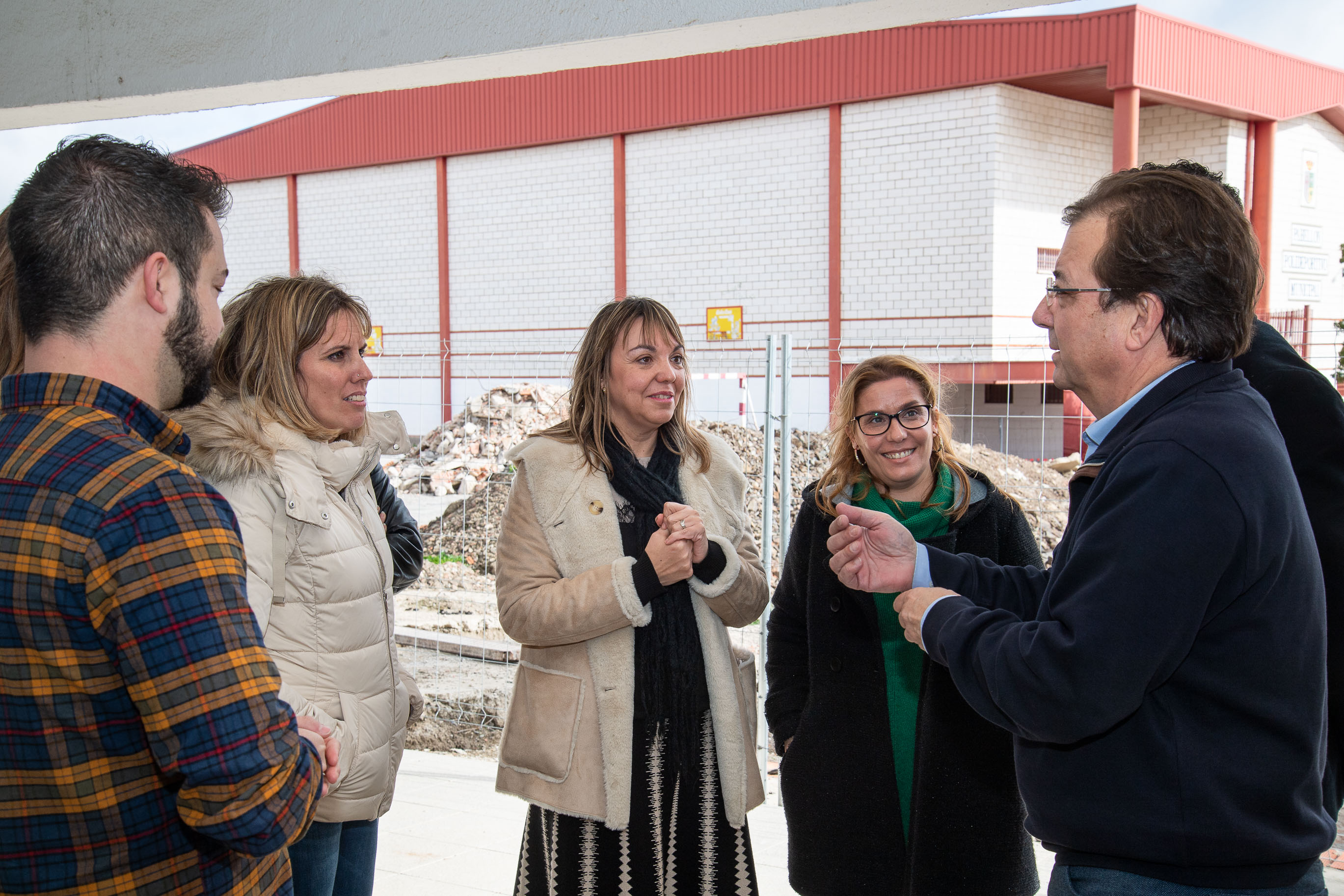 Foto del presidente de la Junta de Extremadura durante su visita a dos centros educativos de Berlanga