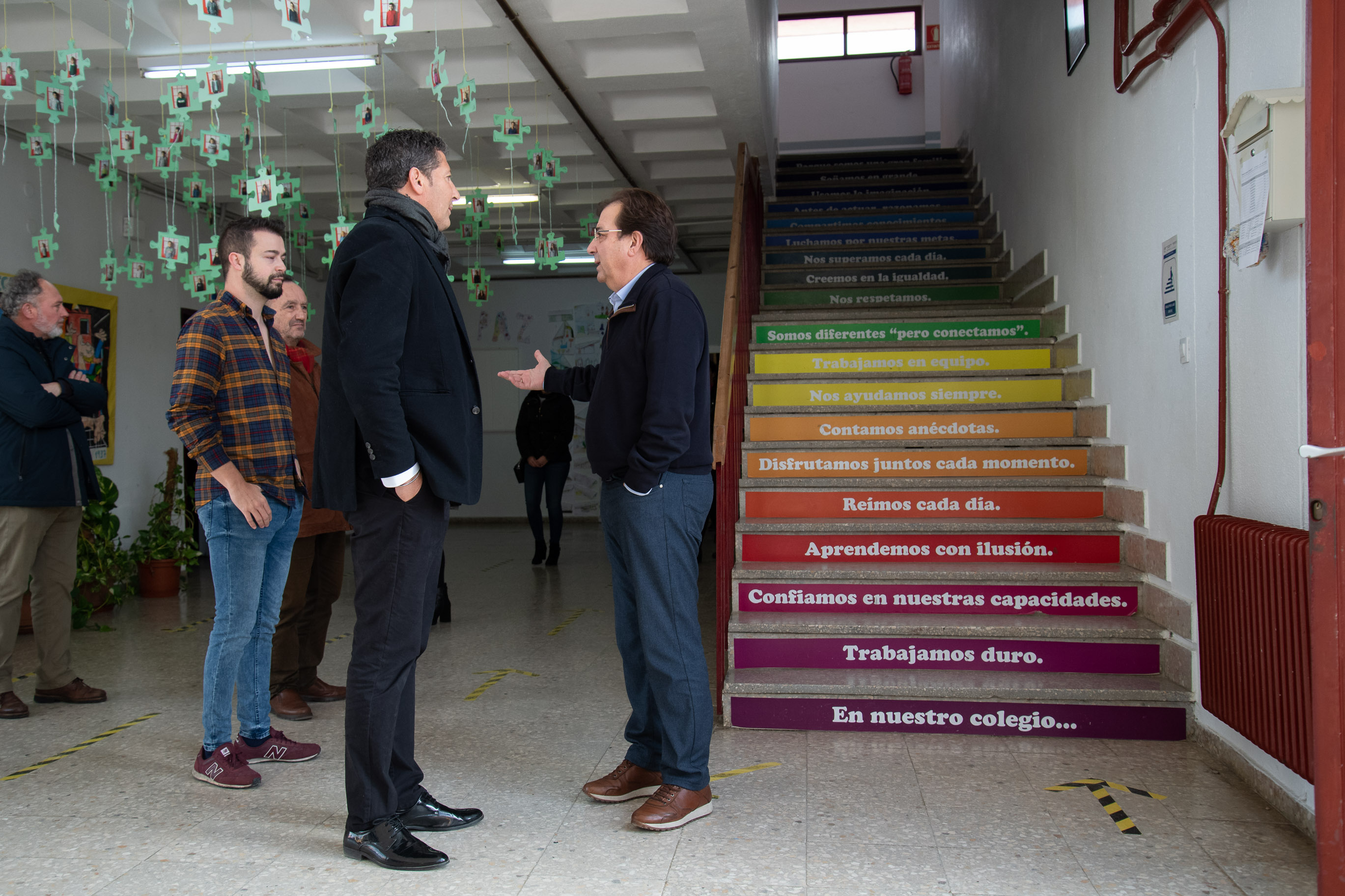 Foto del presidente de la Junta de Extremadura durante su visita a dos centros educativos de Berlanga