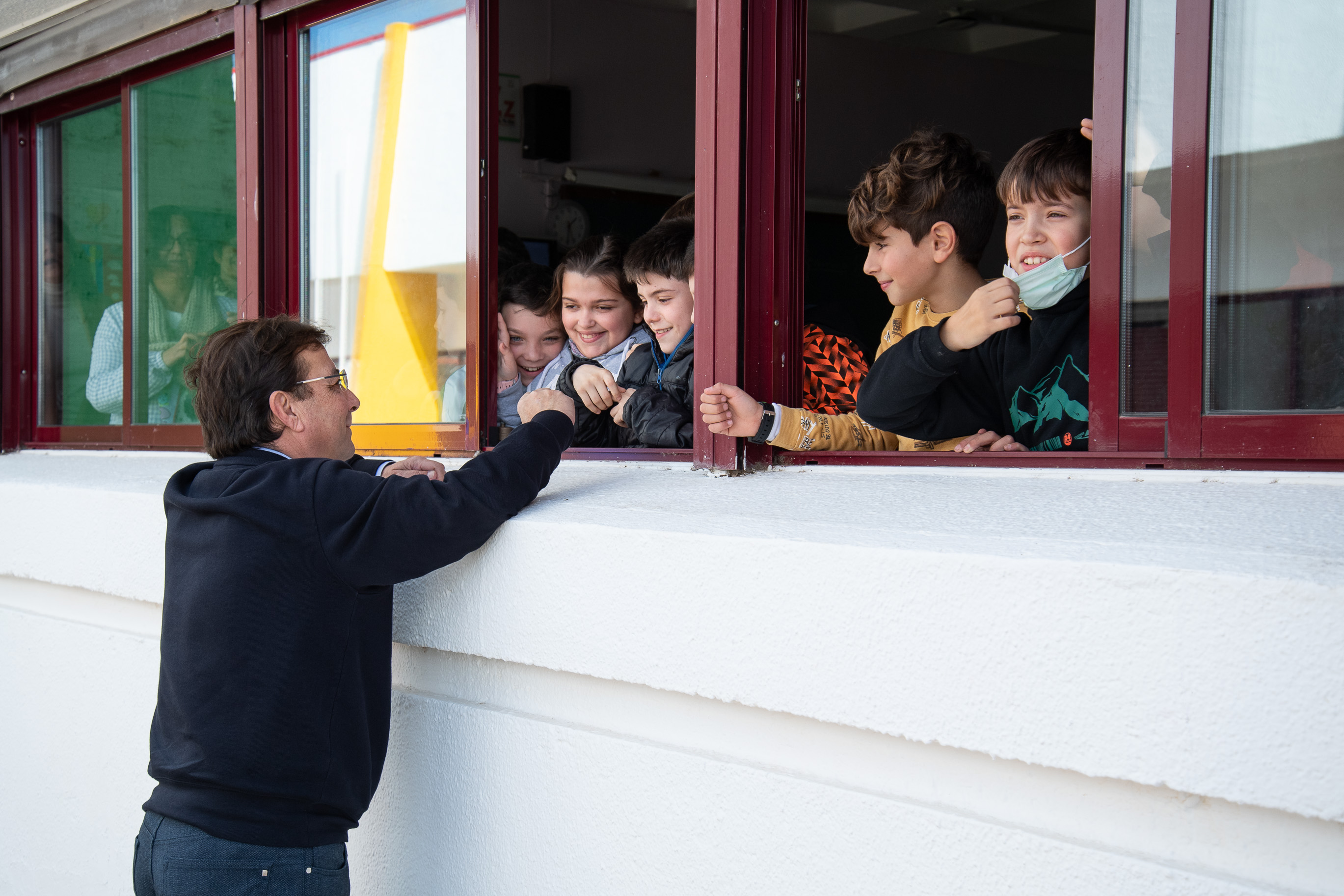 Foto del presidente de la Junta de Extremadura durante su visita a dos centros educativos de Berlanga