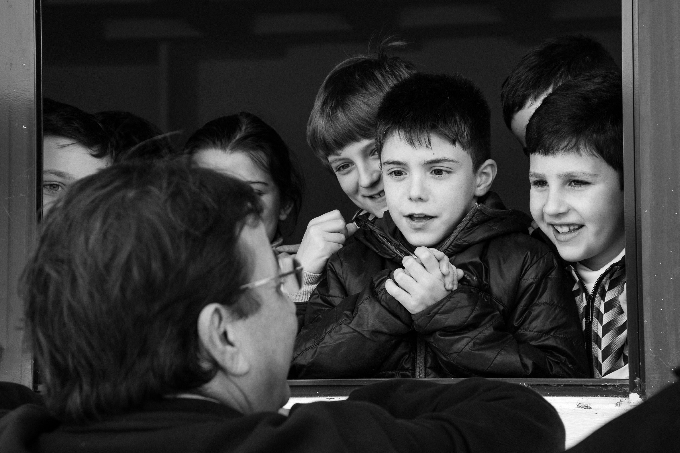 Foto del presidente de la Junta de Extremadura durante su visita a dos centros educativos de Berlanga