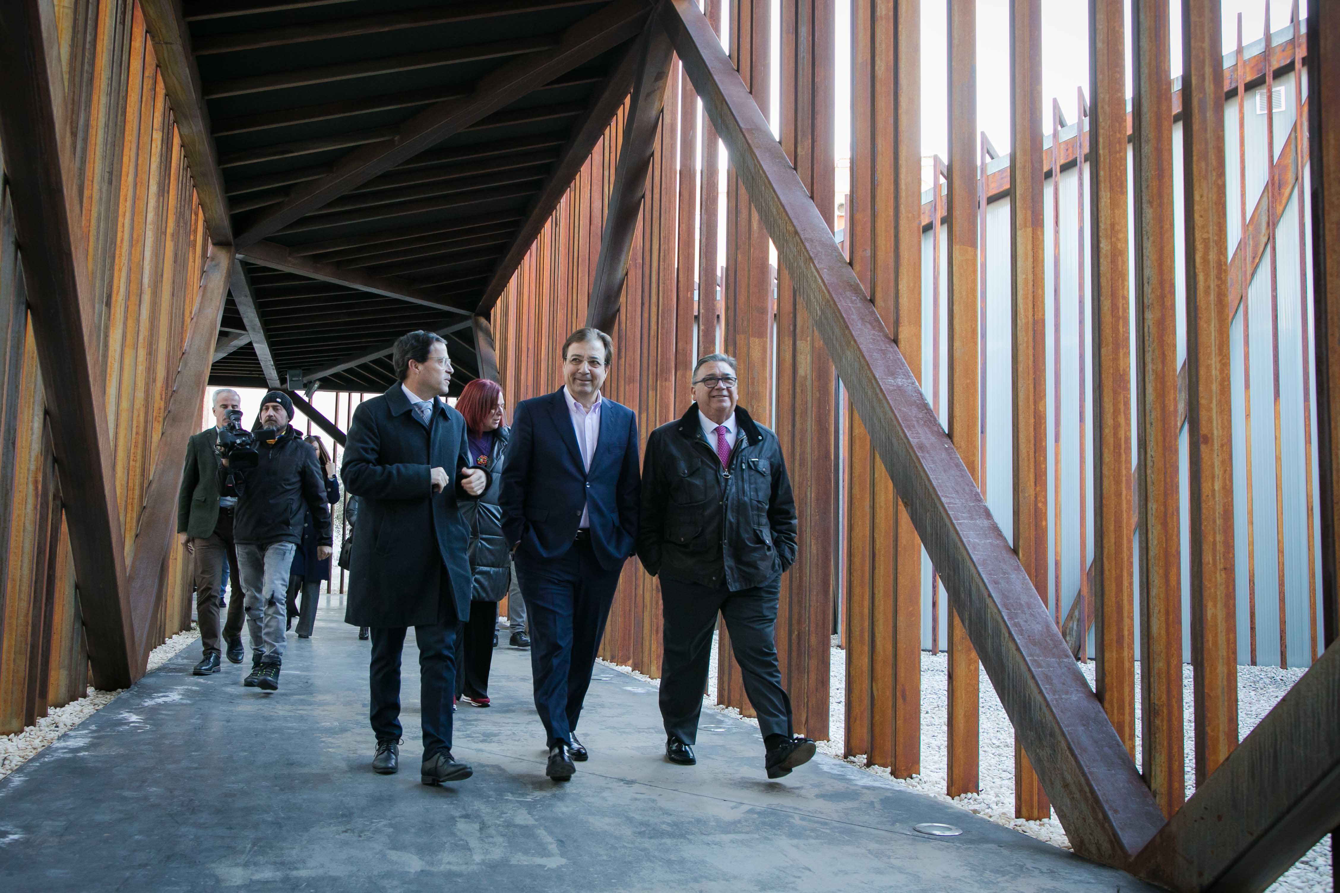 Foto del presidente de la Junta de Extremadura a la llegada de la presentación del proyecto de regadíos