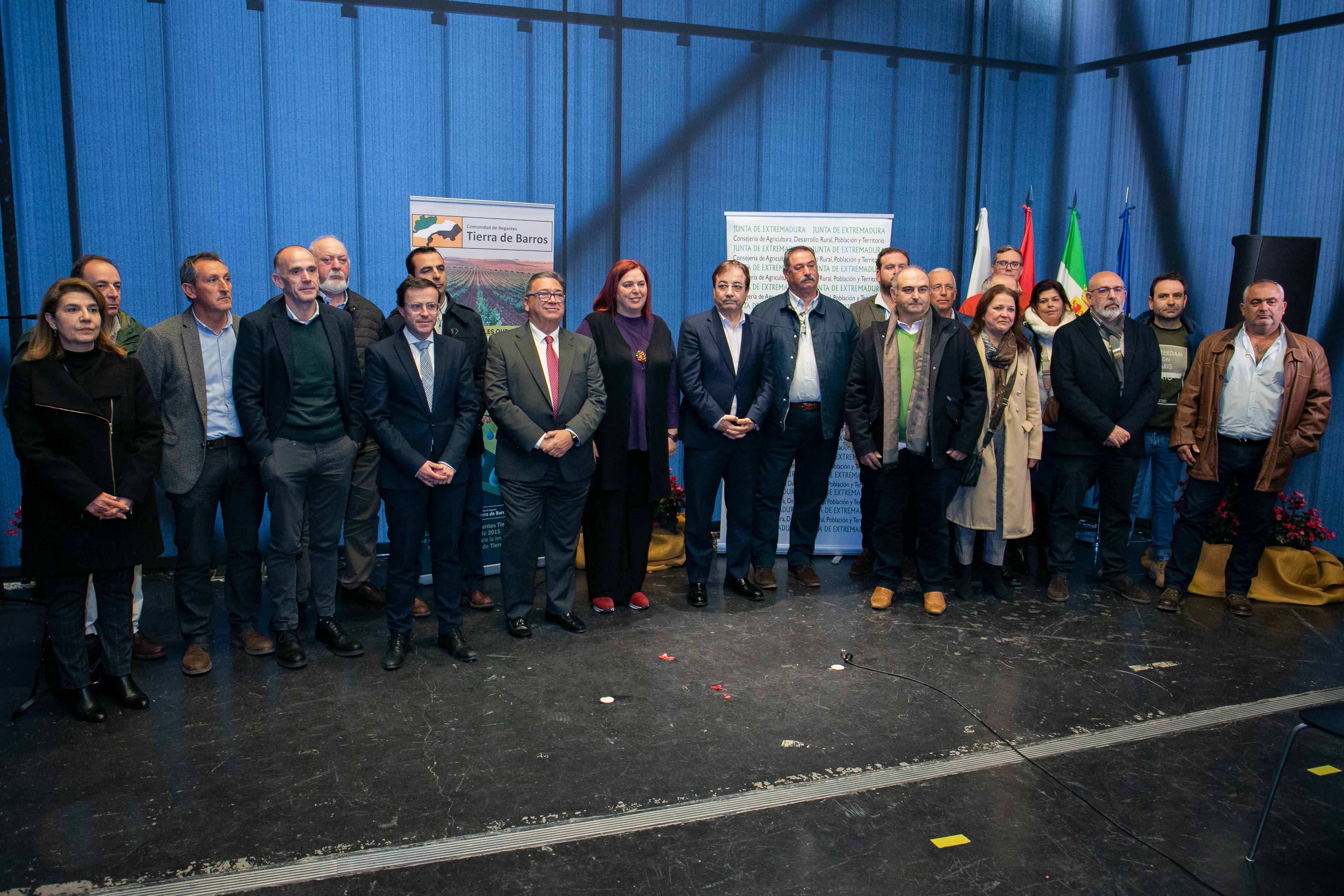 Foto del presidente de la Junta y la consejera de Agricultura junto a diversas autoridades 