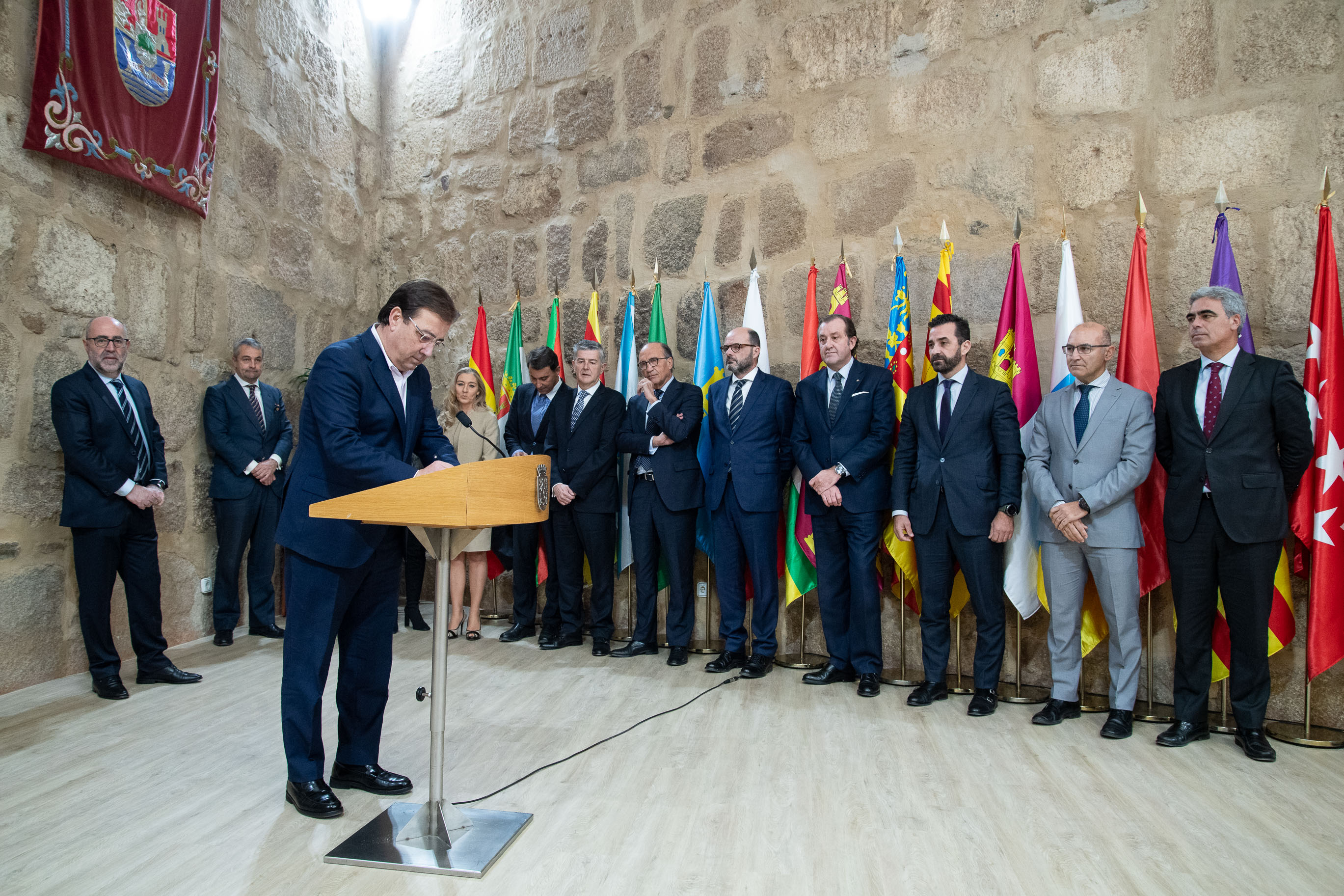 Foto del presidente de la Junta de Extremadura y representantes de las entidades financieras