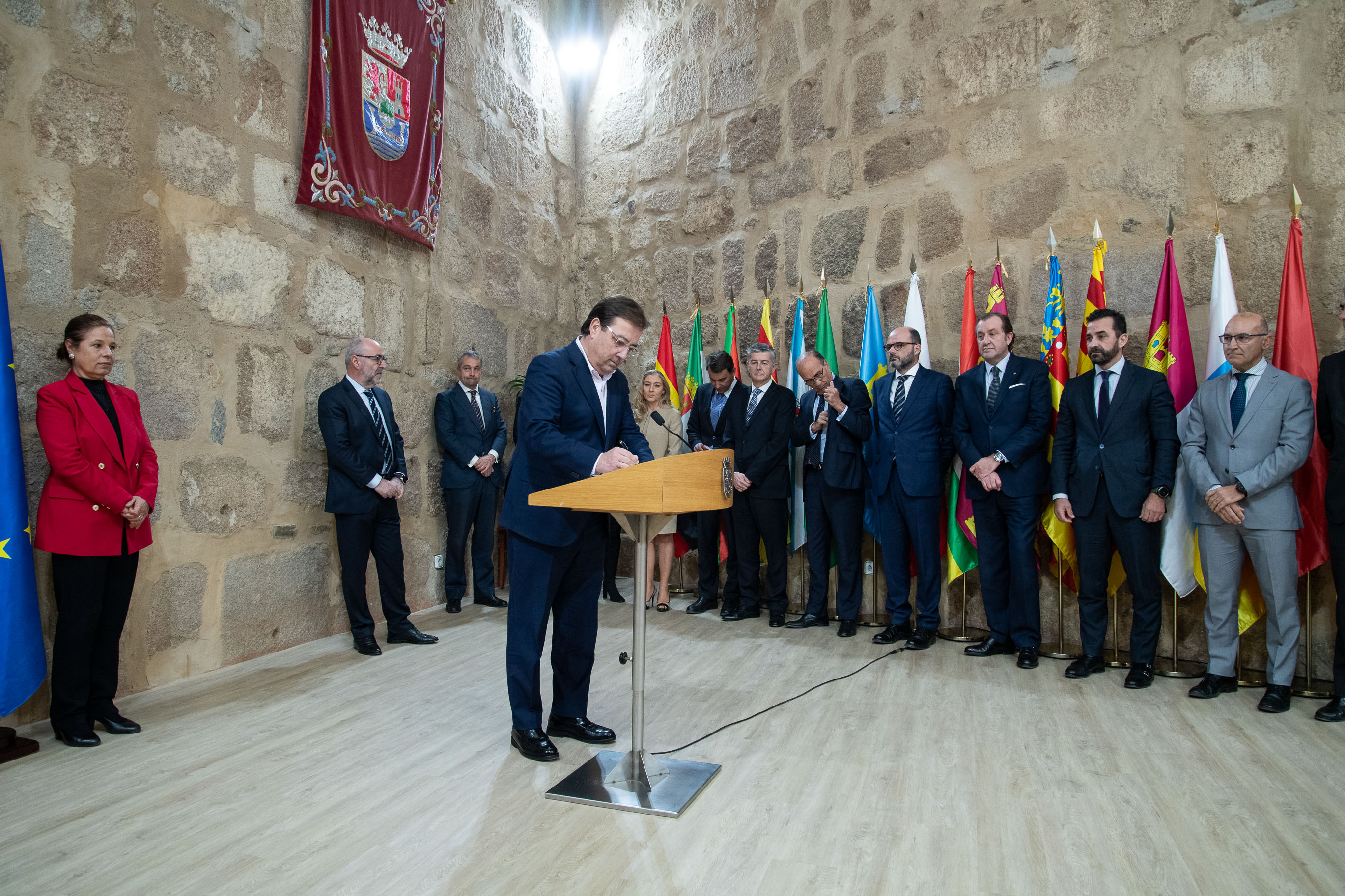 Foto del presidente de la Junta de Extremadura, la vicepresidenta primera y consejera de Hacienda y Administración Publica y representantes de las entidades financieras