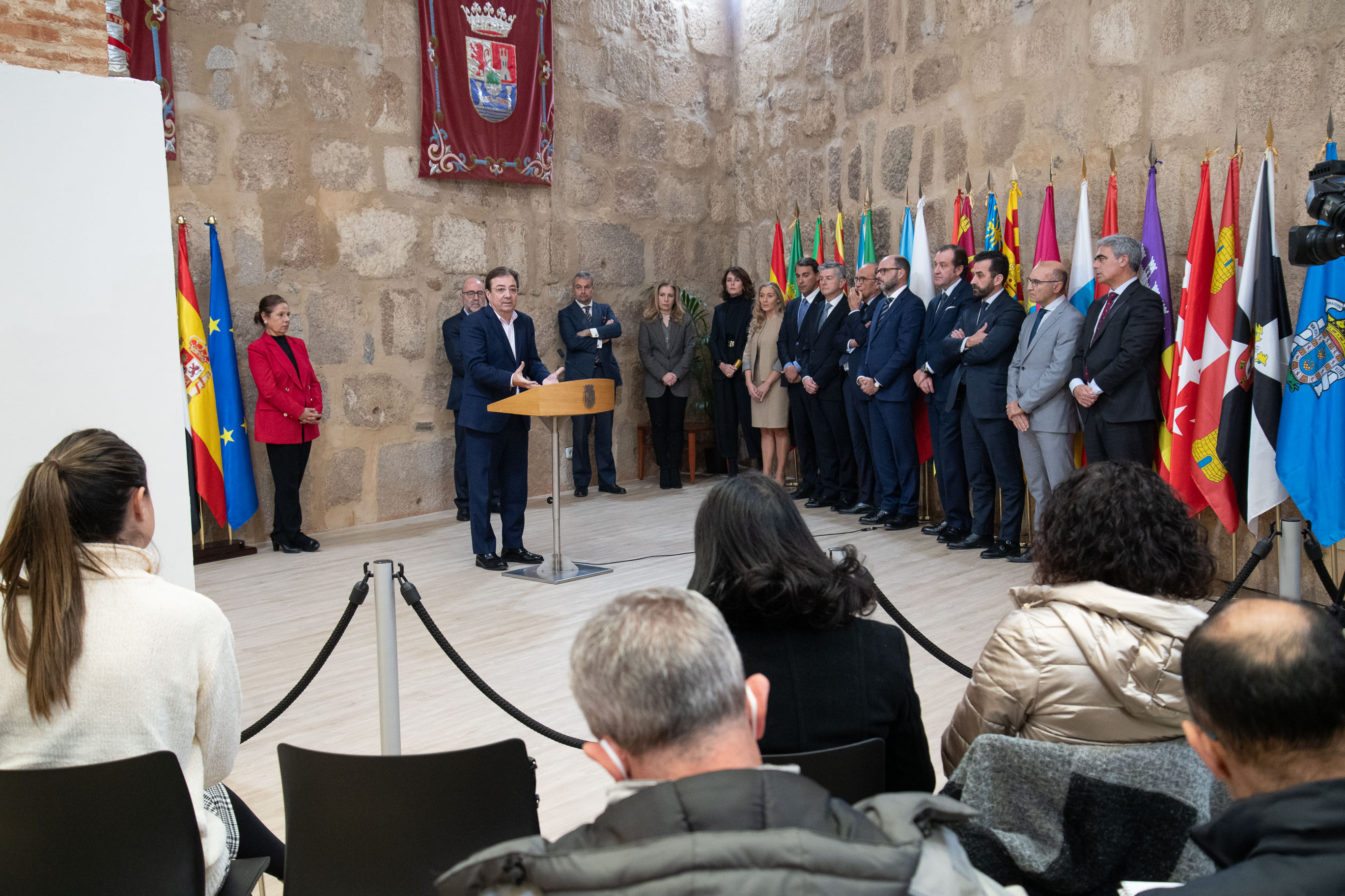 Foto del presidente de la Junta de Extremadura y representantes de entidades financieras