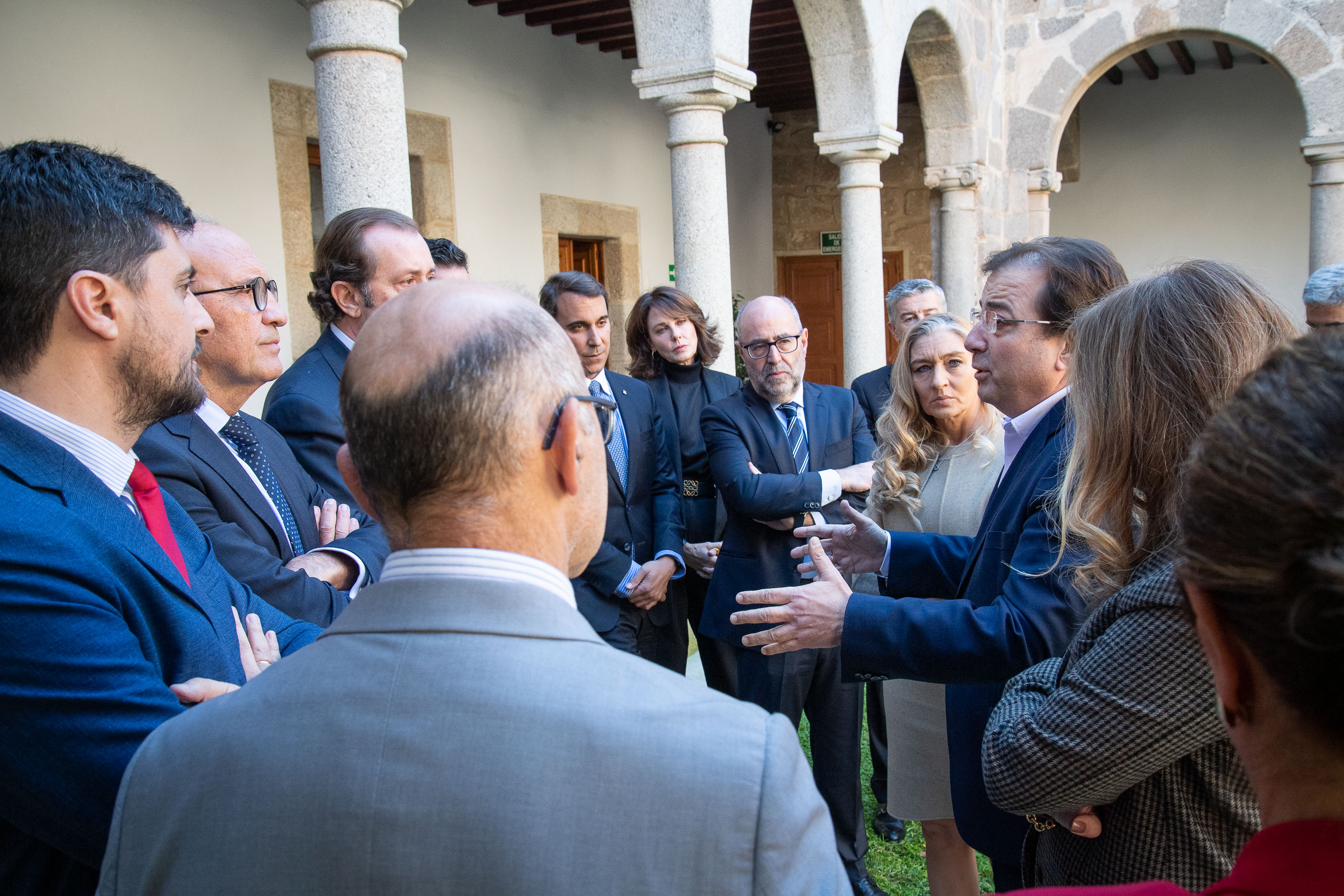 Foto del presidente de la Junta de Extremadura hablando con representantes de las entidades financieras