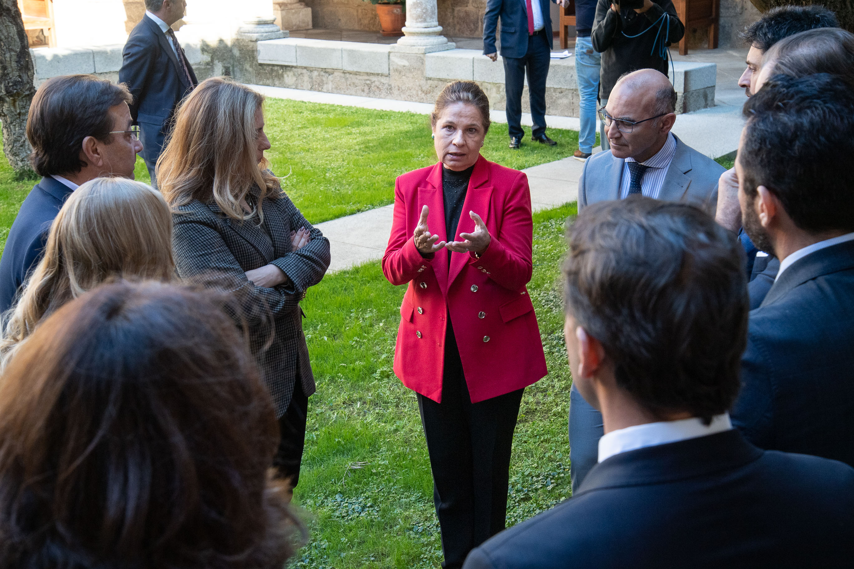 Foto de la vicepresidenta primera y consejera de Hacienda y Administración Publica hablando con representantes de las entidades financieras