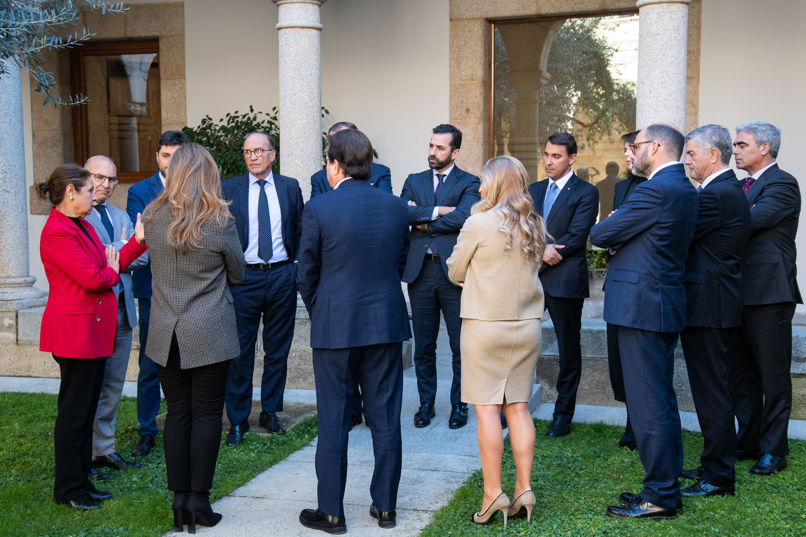 Foto del presidente de la Junta de Extremadura y de la consejera de Hacienda y Administración Pública hablando con representantes de las entidades financieras