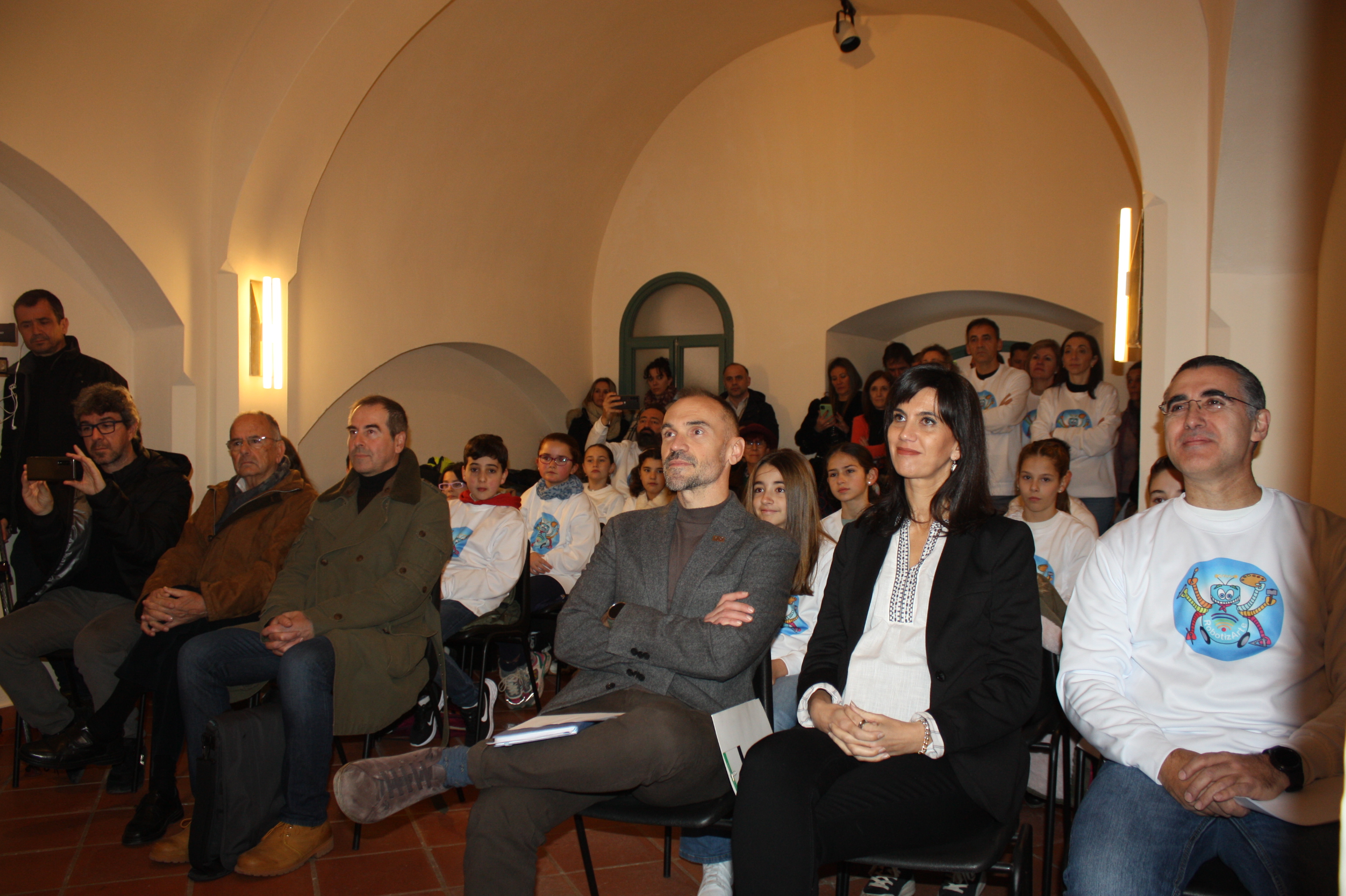 Foto del director general de Innovación e Inclusión Educativa y la secretaria general de Cultura con participantes del proyecto