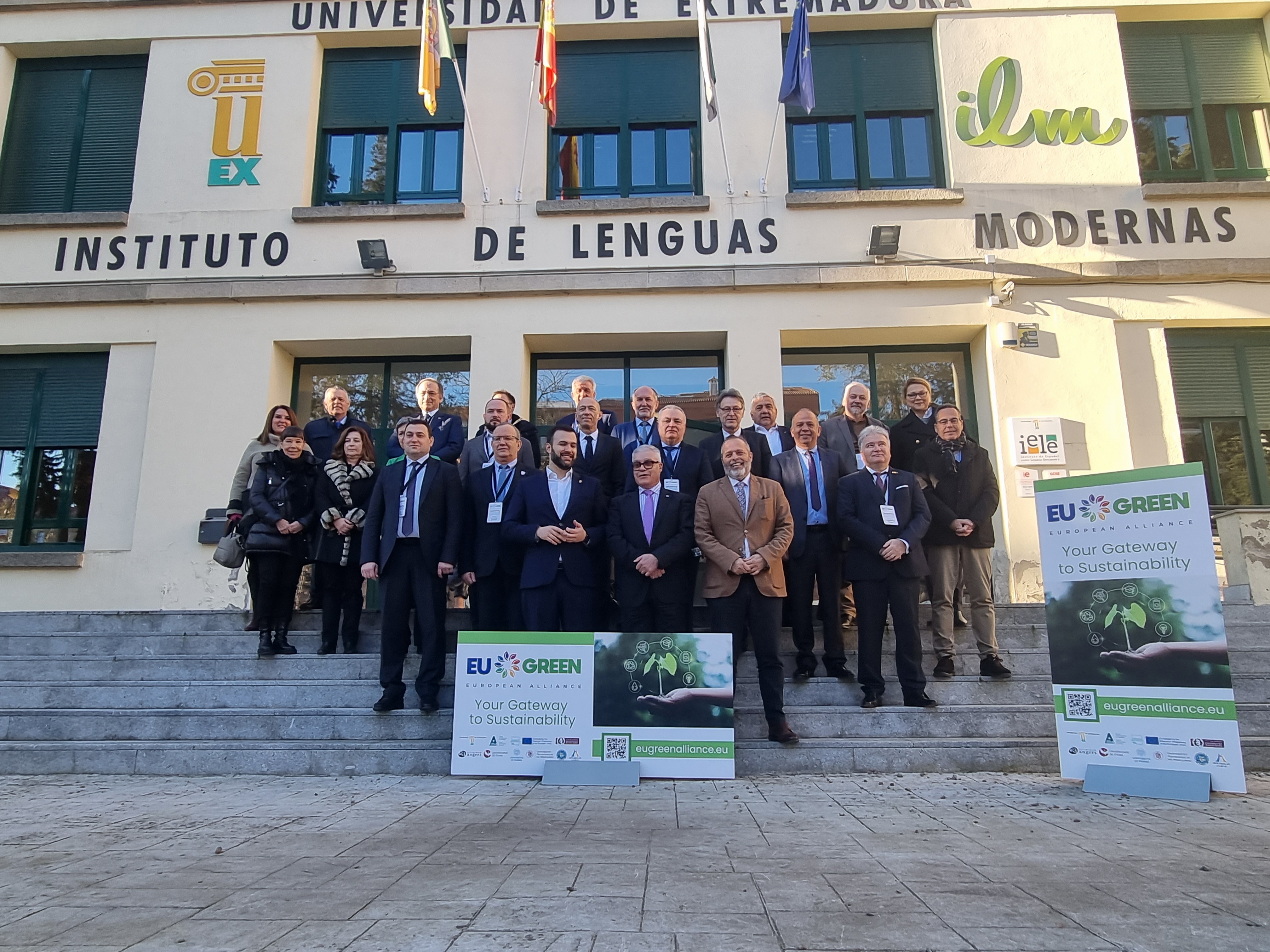 Foto del consejero de Economía, Ciencia y Agenda Digital y otras autoridades asistentes al acto