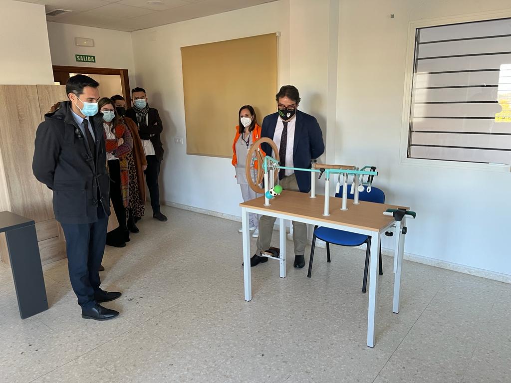 Foto del consejero de Sanidad y Servicios Sociales durante la inauguración de la residencia