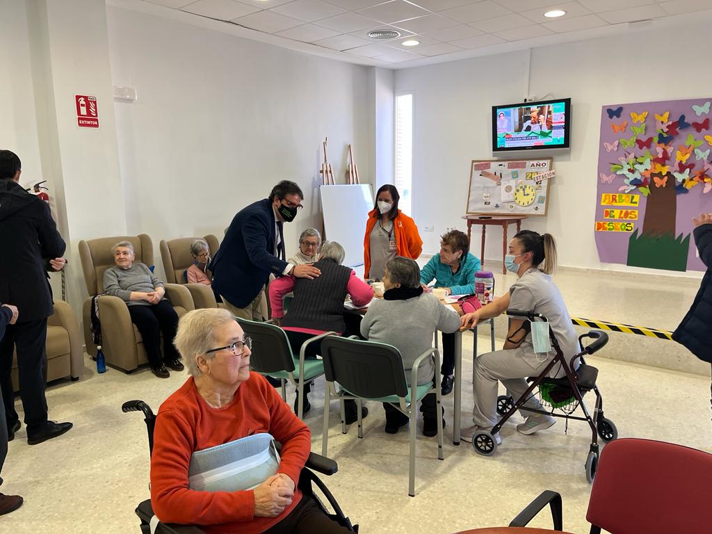 Foto del consejero de Sanidad y Servicios Sociales durante la inauguración de la residencia