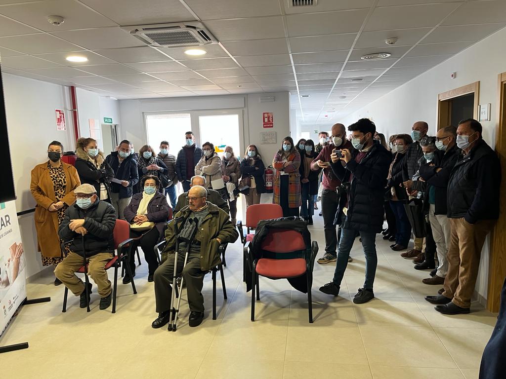 Foto de la visita del consejero de Sanidad y Servicios Sociales durante la inauguración de la residencia