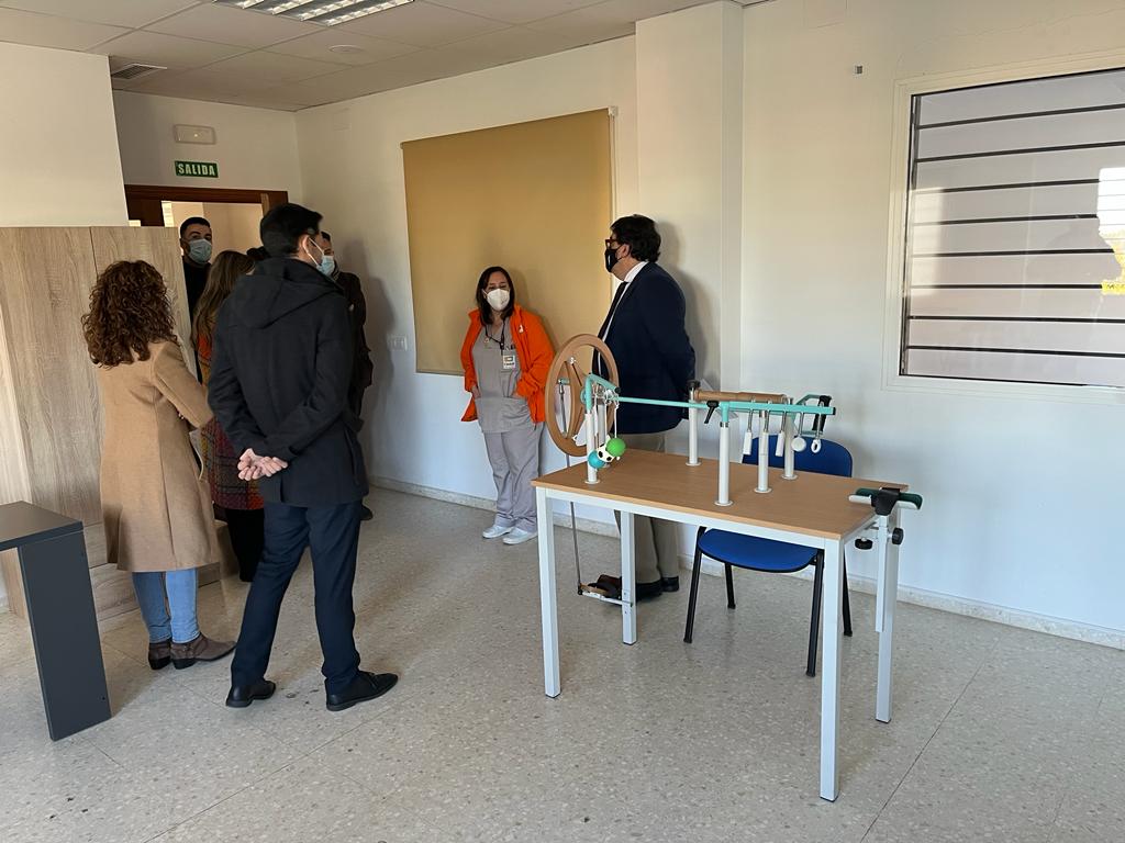 Foto del consejero de Sanidad y Servicios Sociales durante la inauguración de la residencia