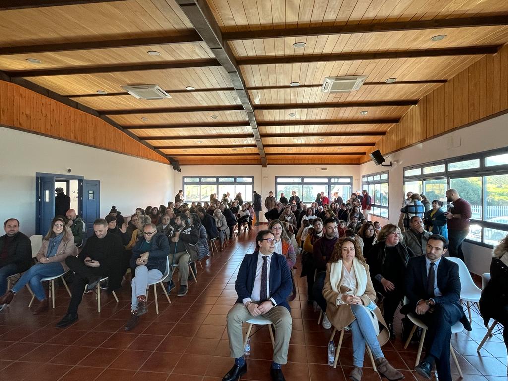 Foto del consejero de Sanidad y Servicios Sociales durante el acto con los vecinos