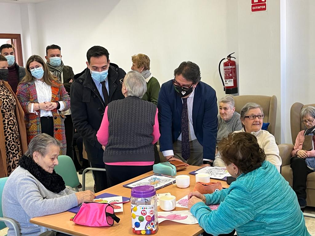 Foto del consejero de Sanidad y Servicios Sociales durante la inauguración de la residencia