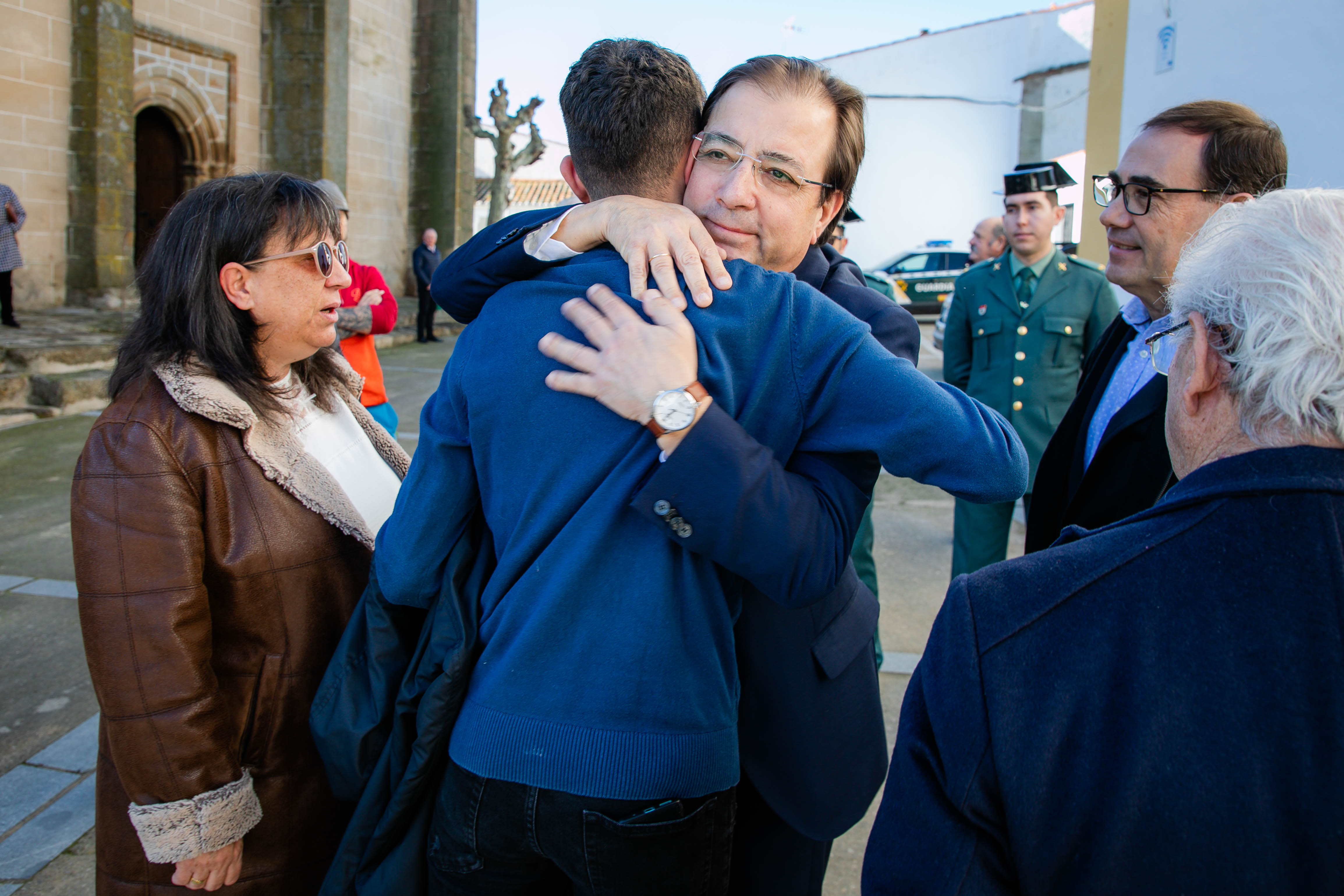 Fernández Vara abraza al hijo de Modesto