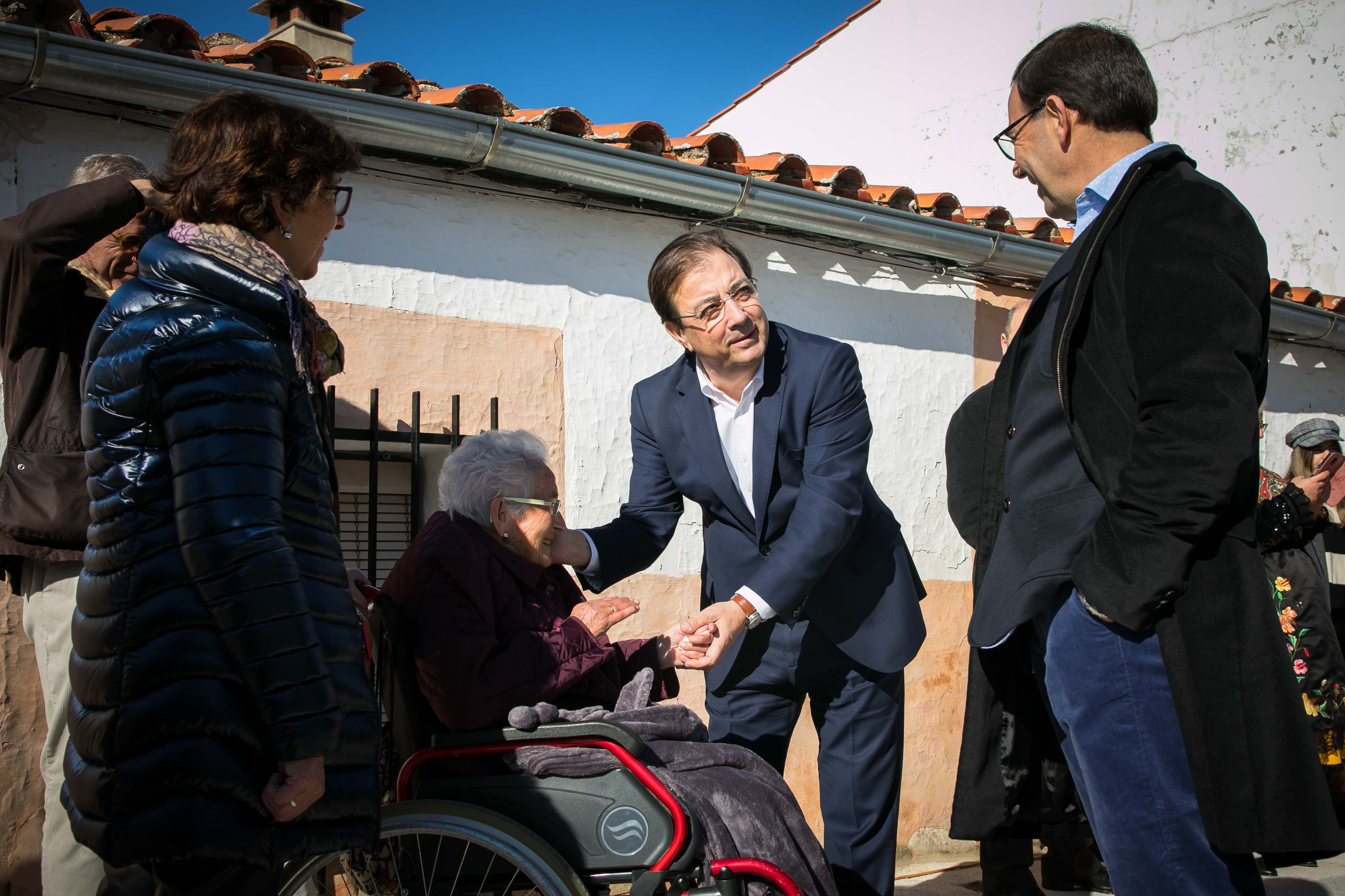 Fernández Vara saluda a asistentes