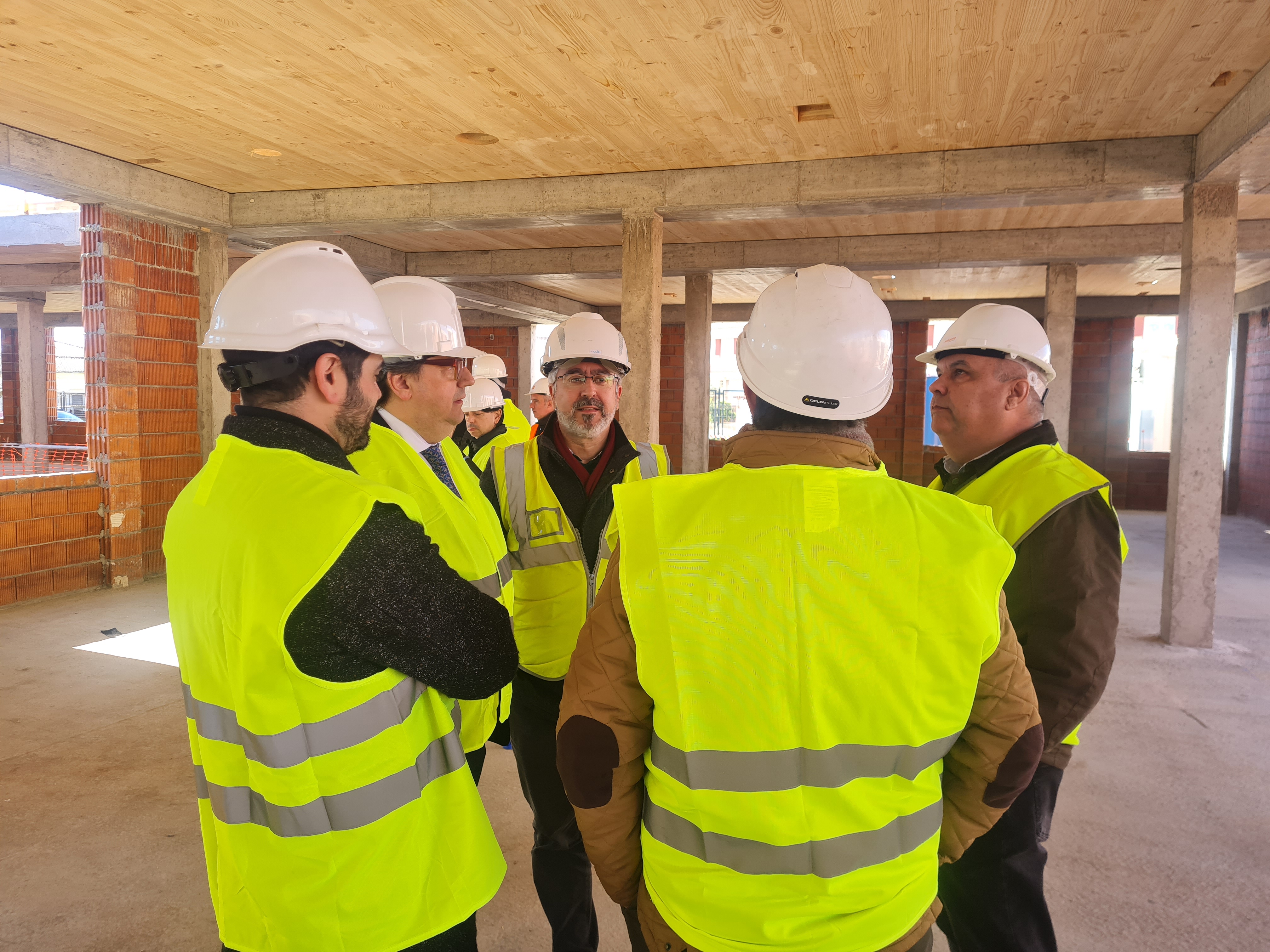 Vergeles visita las obras del nuevo centro de salud de Orellana la Vieja foto 1