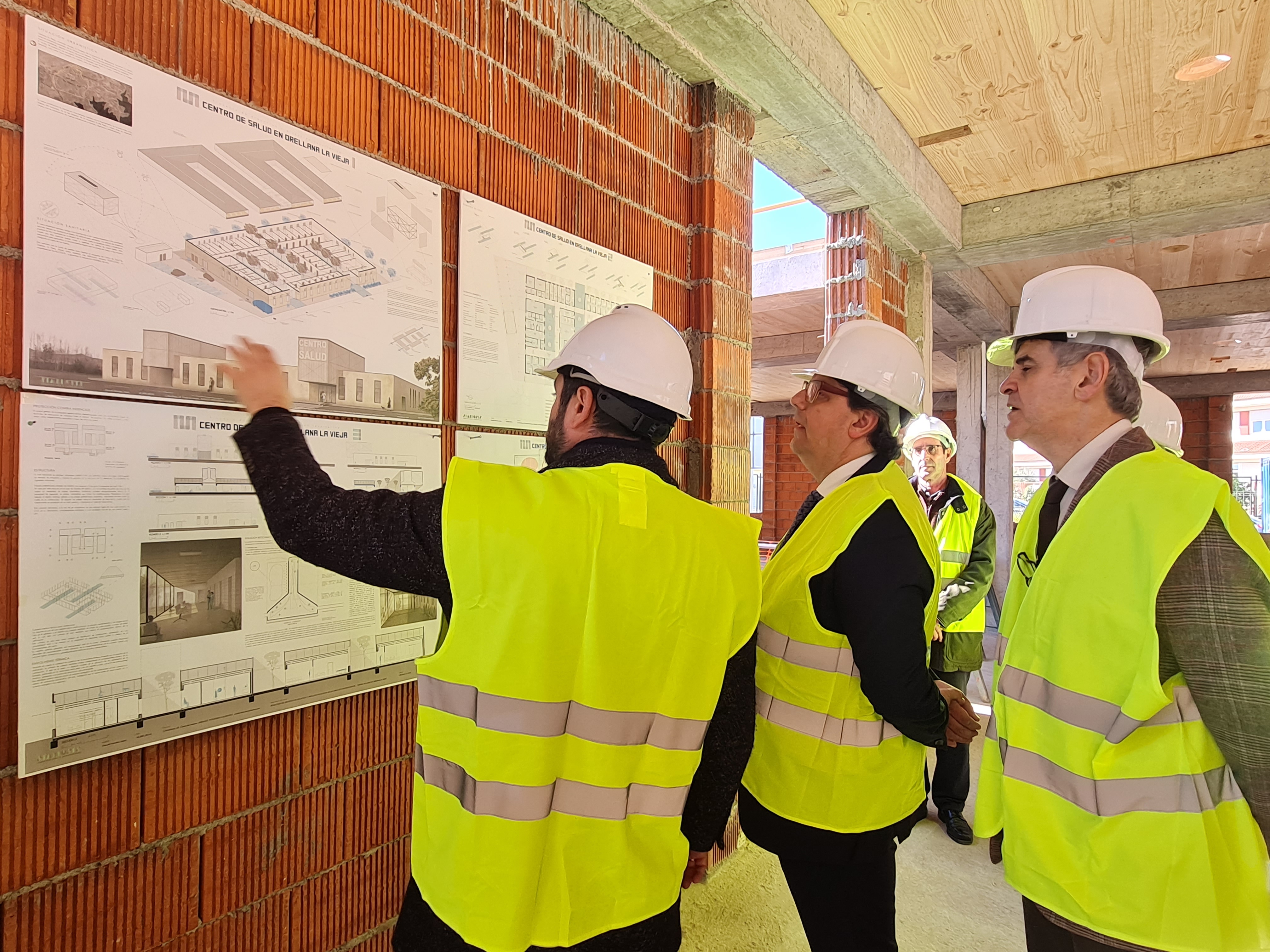 Vergeles visita las obras del nuevo centro de salud de Orellana la Vieja foto 2