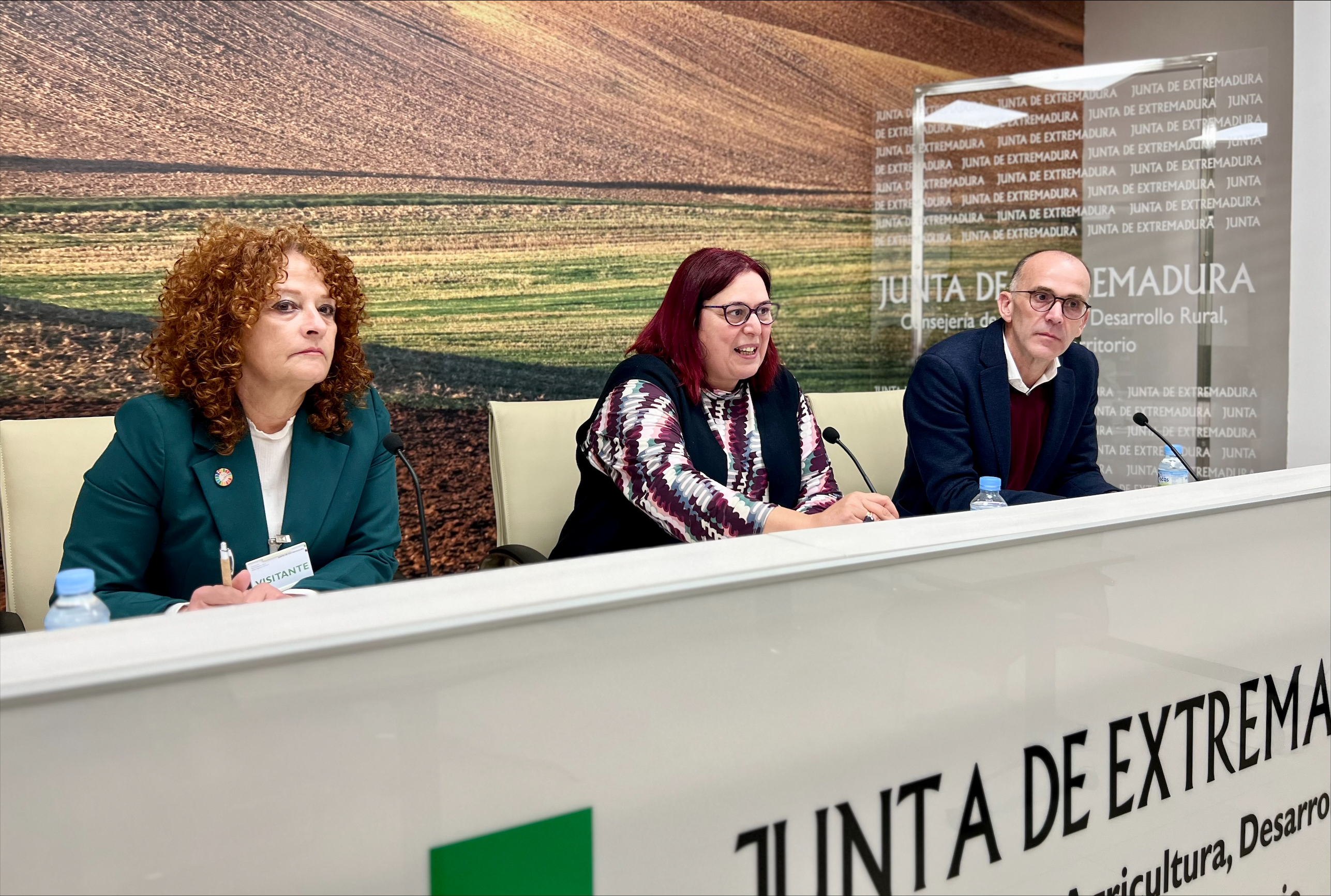 Foto de la consejera de Agricultura, Desarrollo Rural, Población y Territorio durante la rueda de prensa