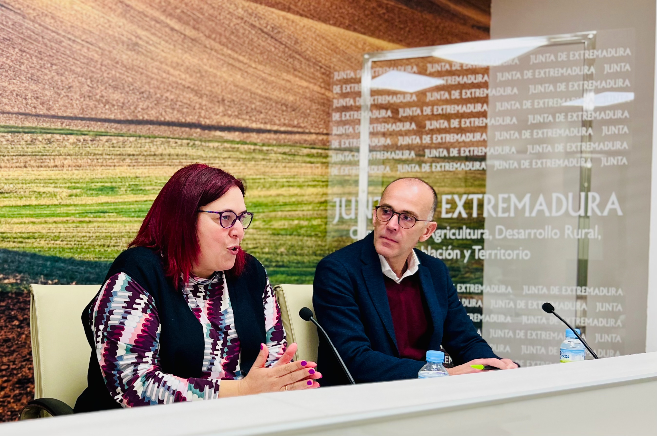 Foto de la consejera de Agricultura, Desarrollo Rural, Población y Territorio durante la rueda de prensa