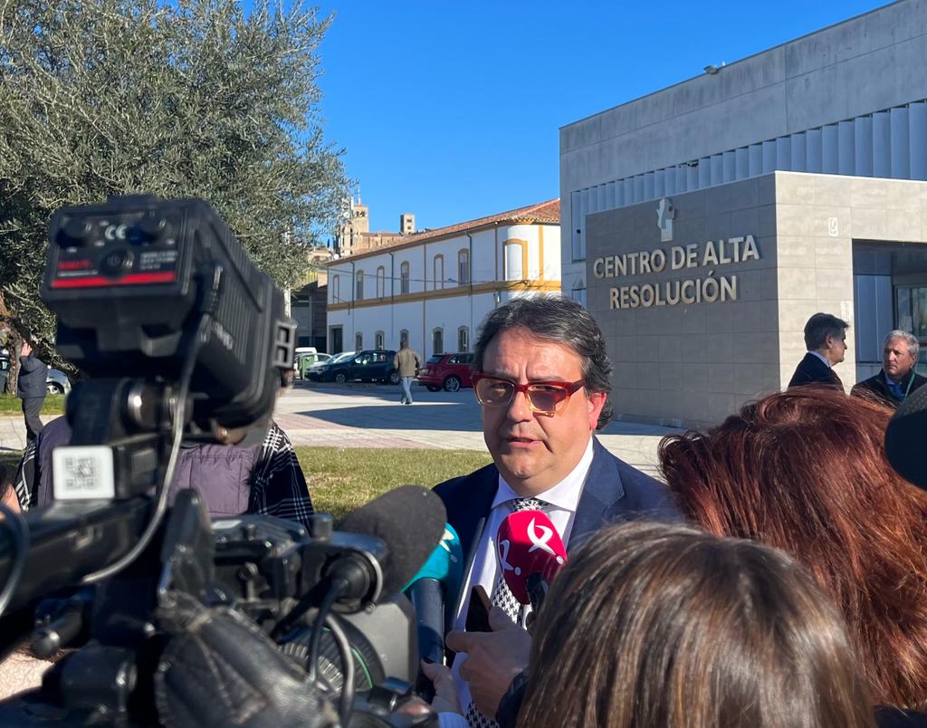 Foto del vicepresidente segundo y consejero de Sanidad y Servicios Sociales atendiendo a los medios de comunicación