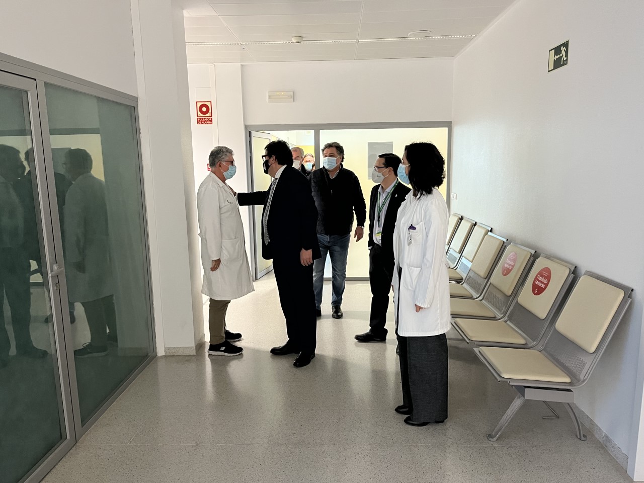 Foto del vicepresidente segundo y consejero de Sanidad y Servicios Sociales durante la visita al centro médico