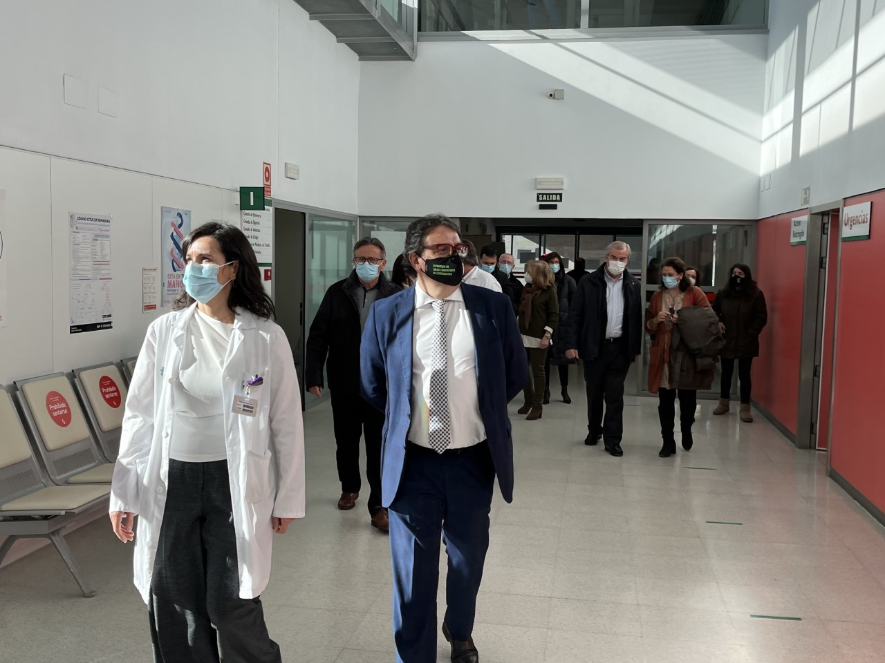 Foto del vicepresidente segundo y consejero de Sanidad y Servicios Sociales durante la visita al centro médico