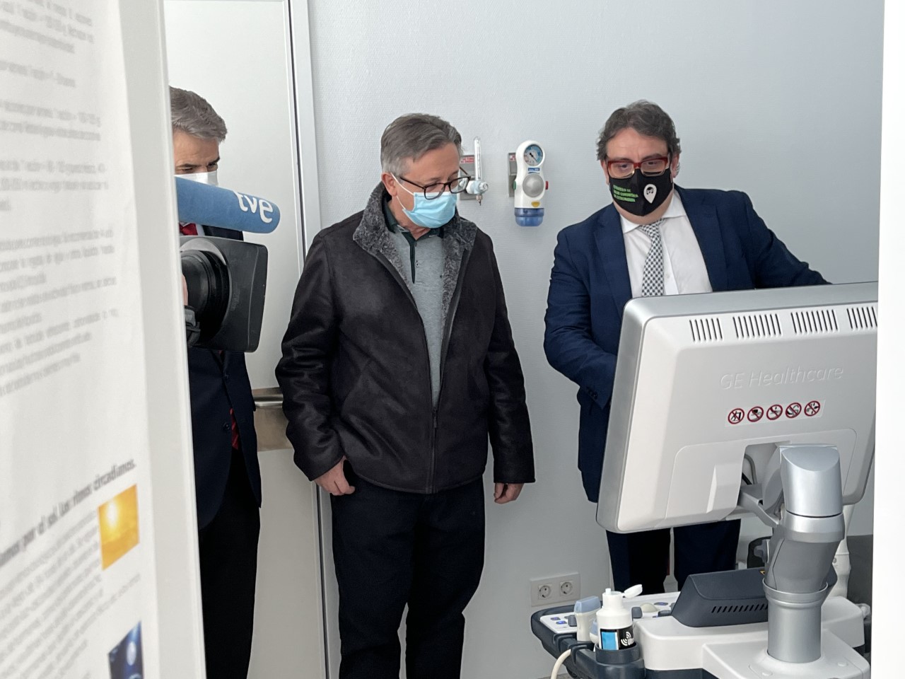 Foto del vicepresidente segundo y consejero de Sanidad y Servicios Sociales durante la visita al centro médico