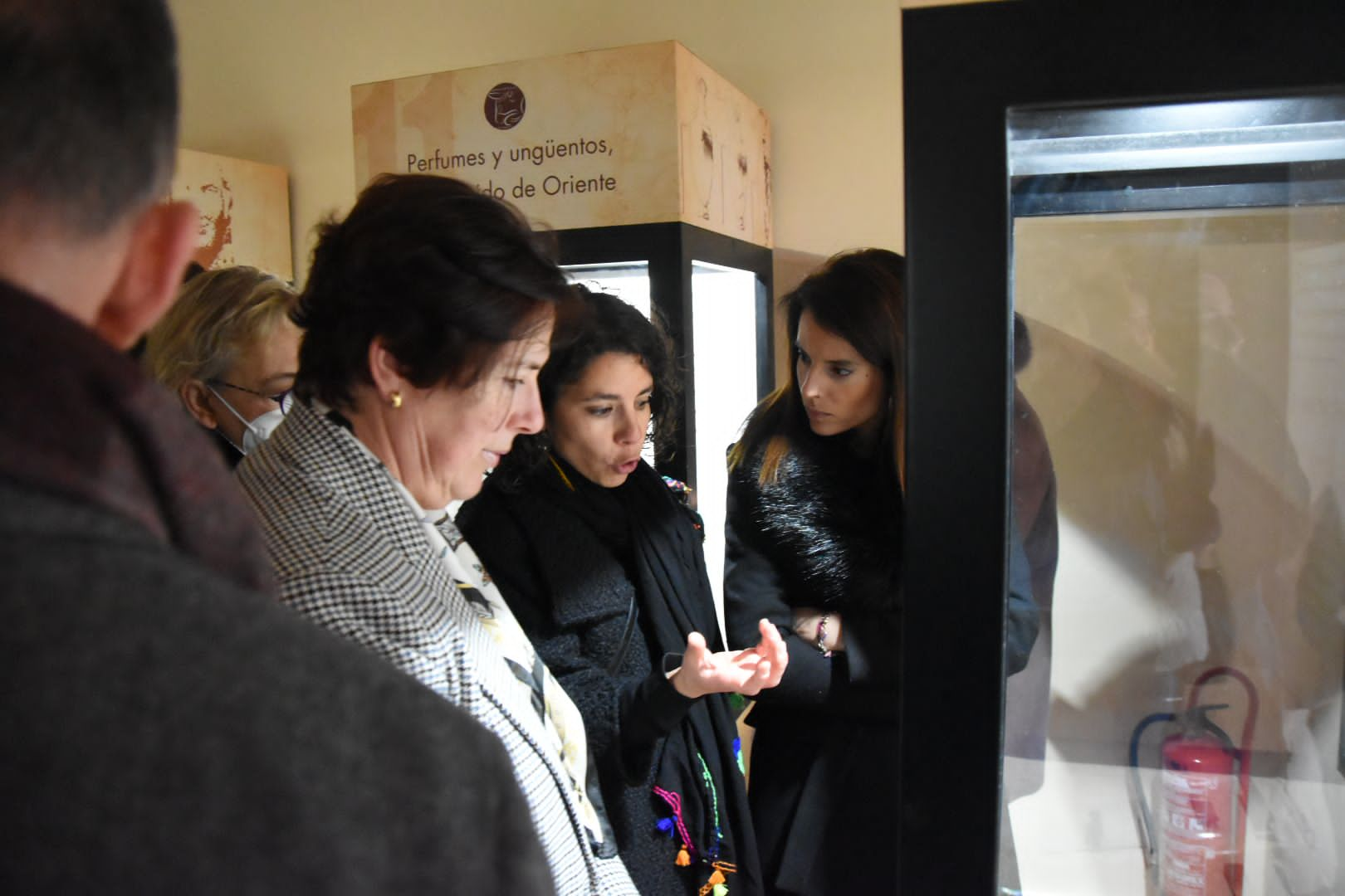 Foto de diversas autoridades durante la inauguración de la exposición