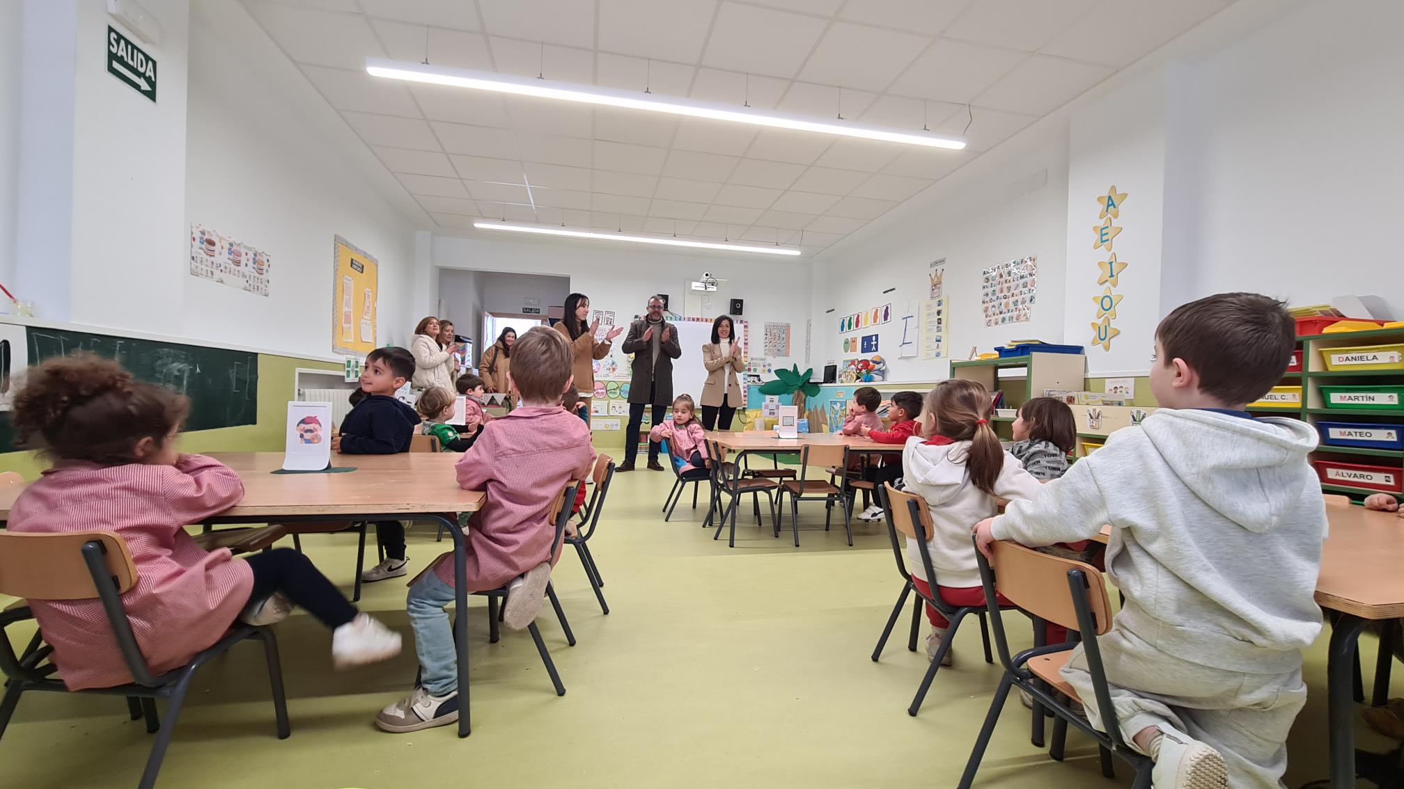 Foto de la visita de la consejera de Educación y Empleo al comedor del CEIP Juan Vázquez 