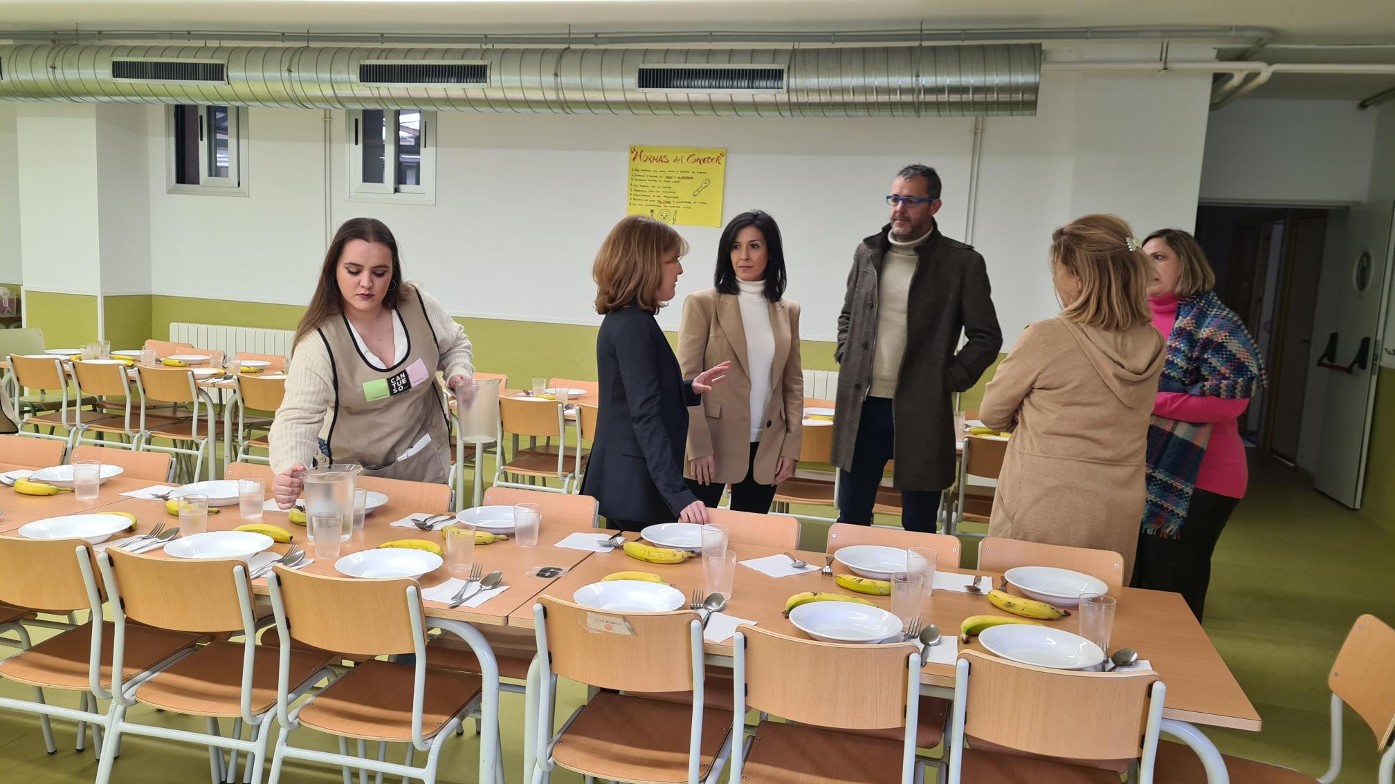 Foto de la consejera de Educación y Empleo y otras autoridades durante la visita al comedor