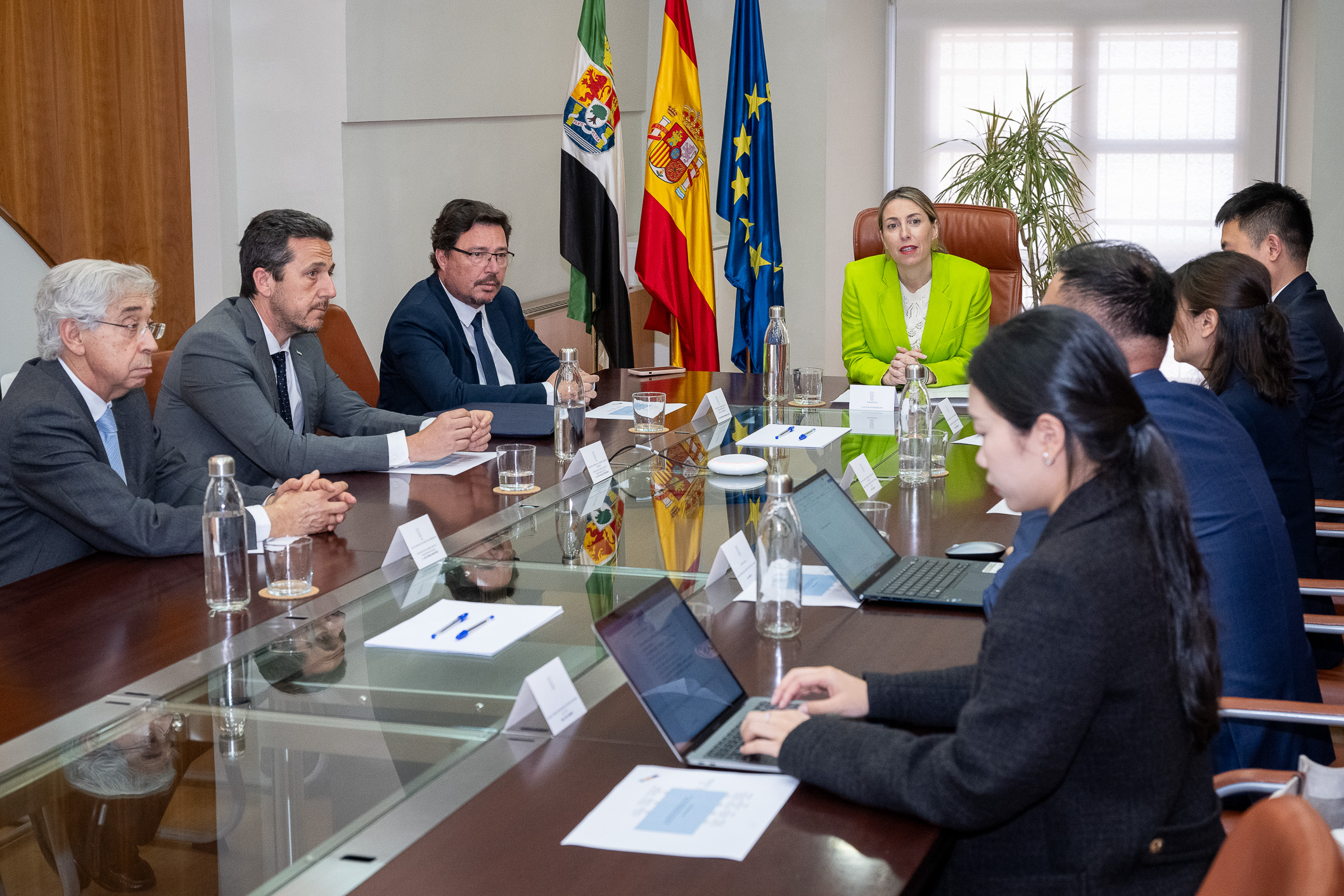 Image 1 of article La Junta firma un Memorándum de Entendimiento con una empresa china para desarrollar una fábrica de cátodos de litio en Mérida