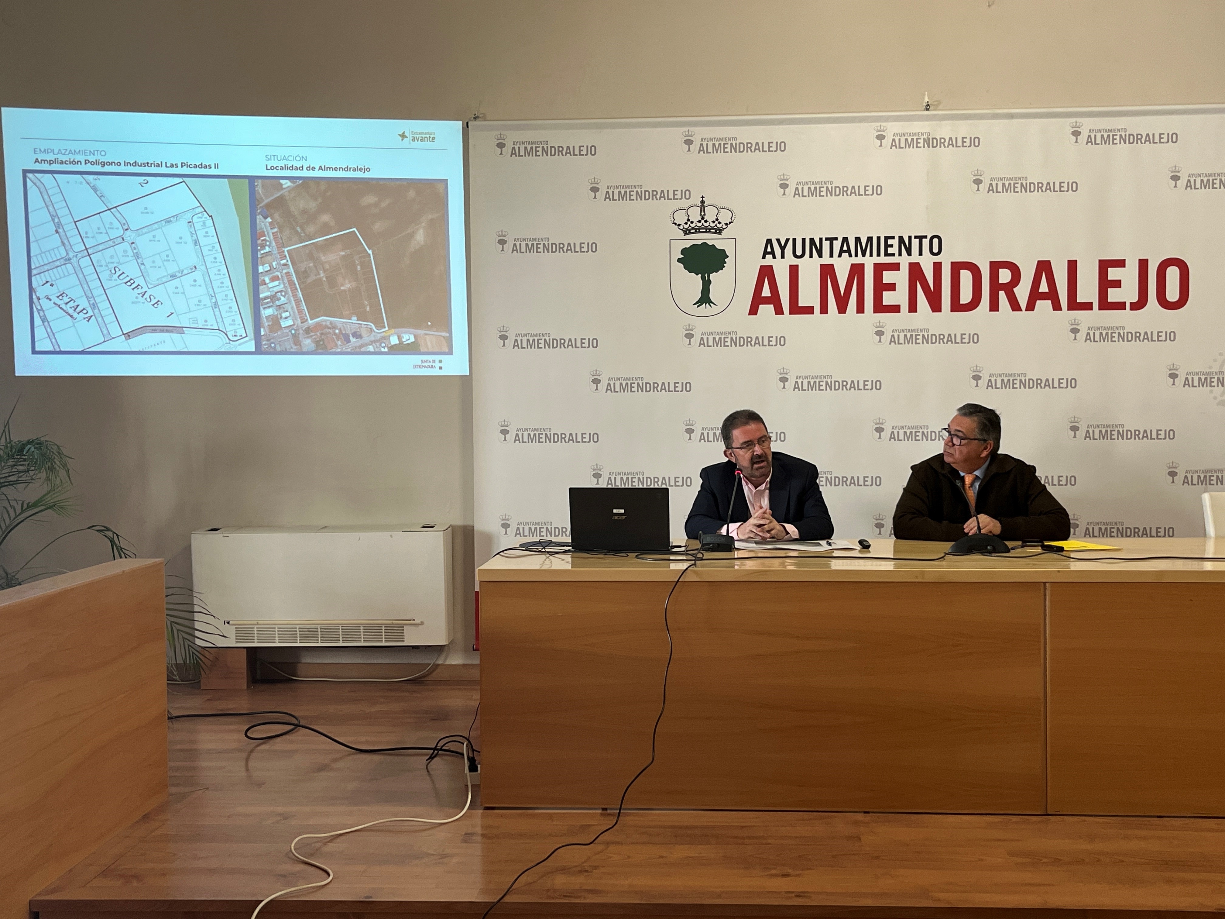 Foto del director de Avante y el alcalde de Almendralejo durante la presentación