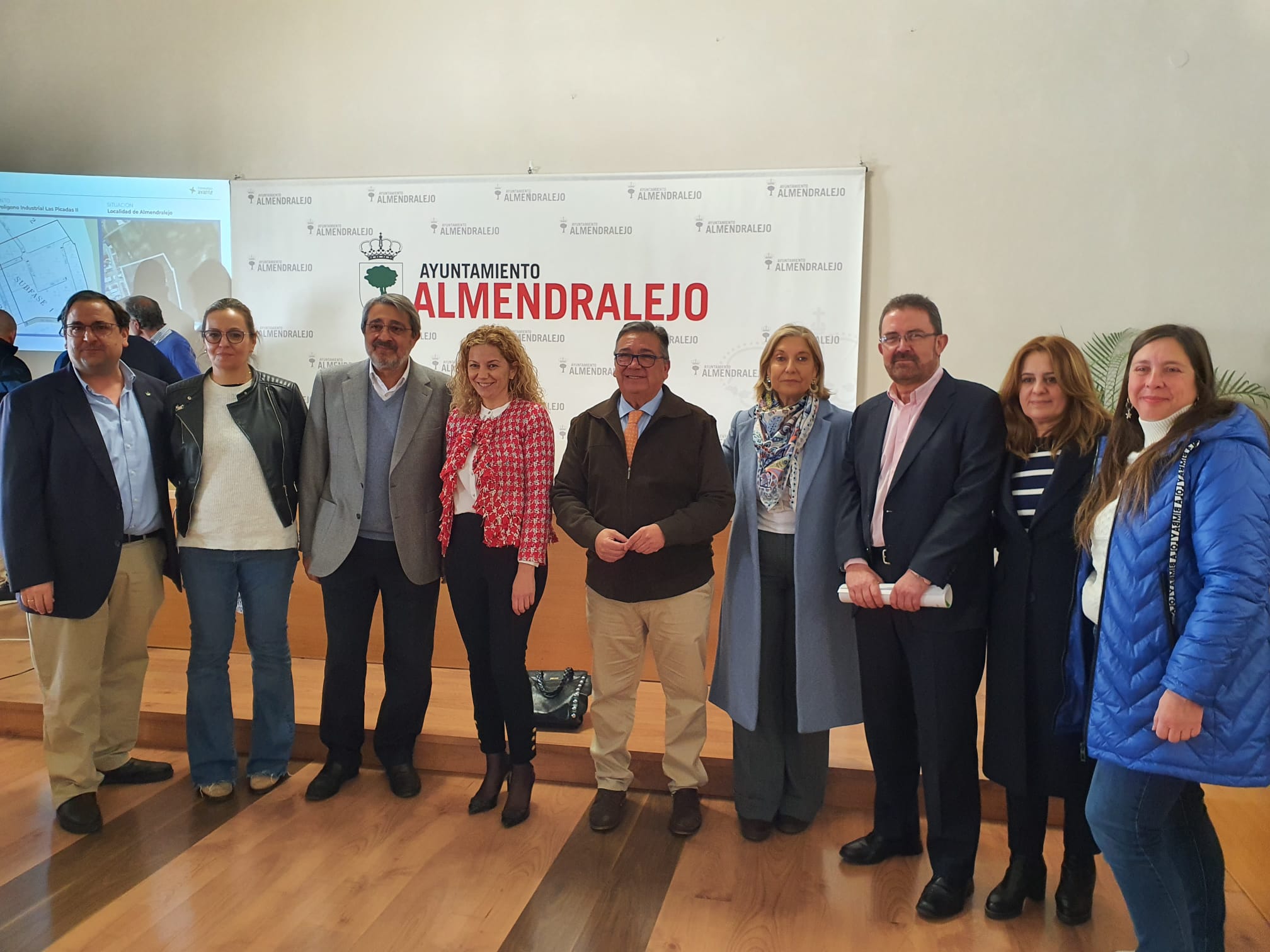 Foto del director de Avante y el alcalde de Almendralejo y otras autoridades asistentes a la presentación