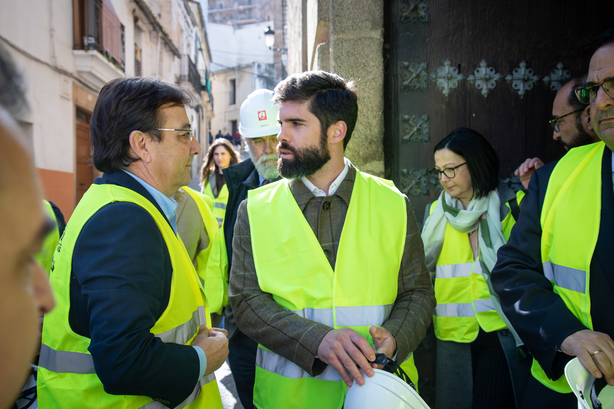 Foto del presidente de la Junta de Extremadura junto a otras autoridades durante la visita a las obras del Palacio de Godoy