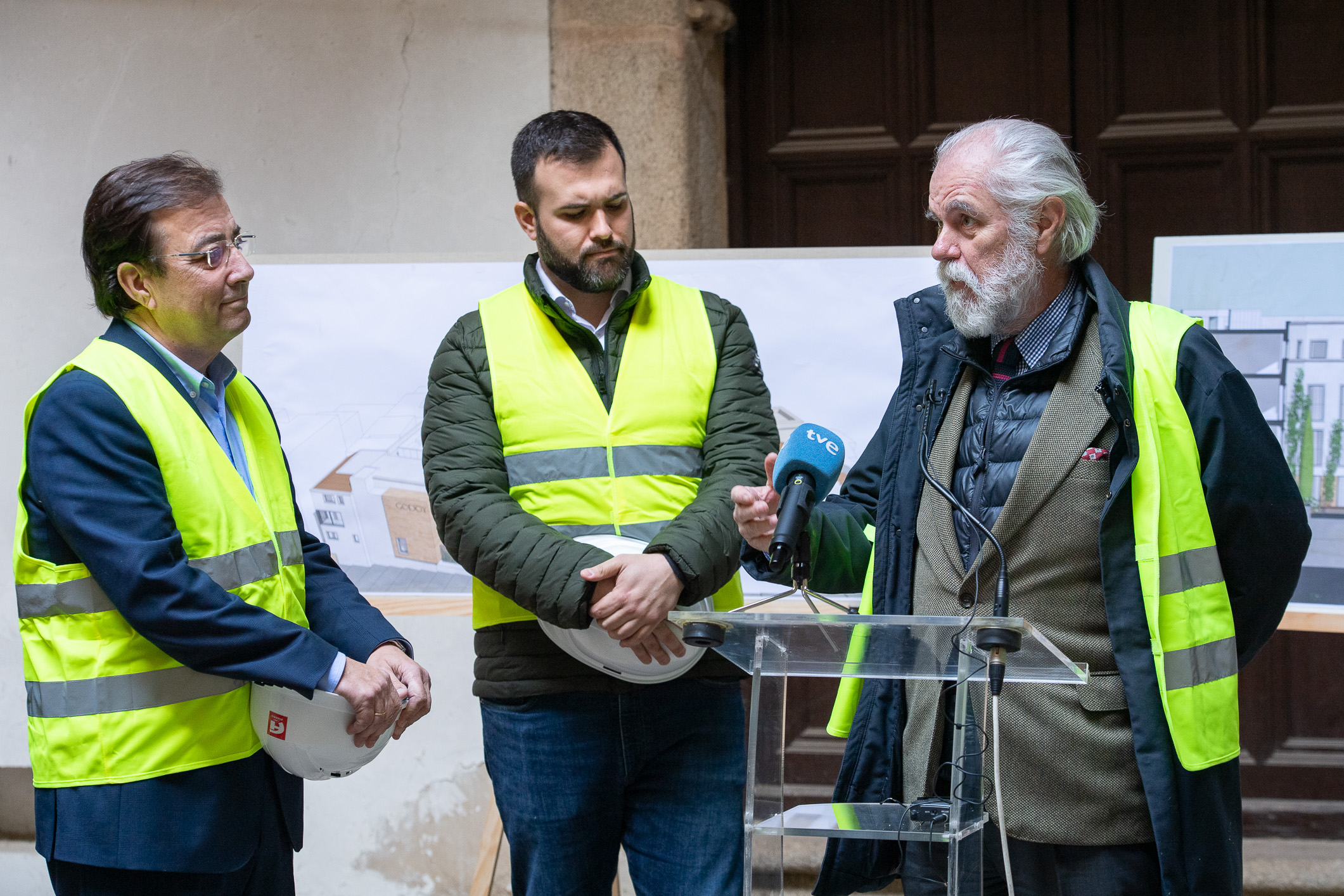 Foto del presidente de la Junta de Extremadura junto a otras autoridades durante la visita a las obras del Palacio de Godoy