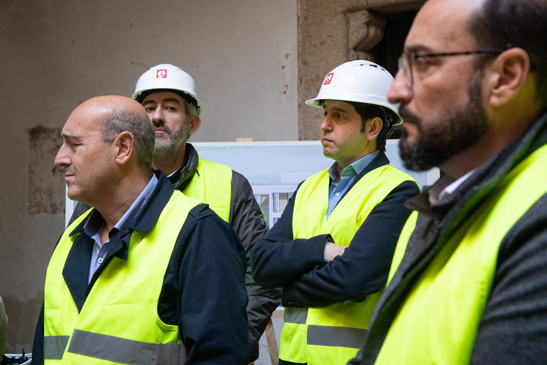 Foto de asistentes a la visita de las obras del Palacio de Godoy