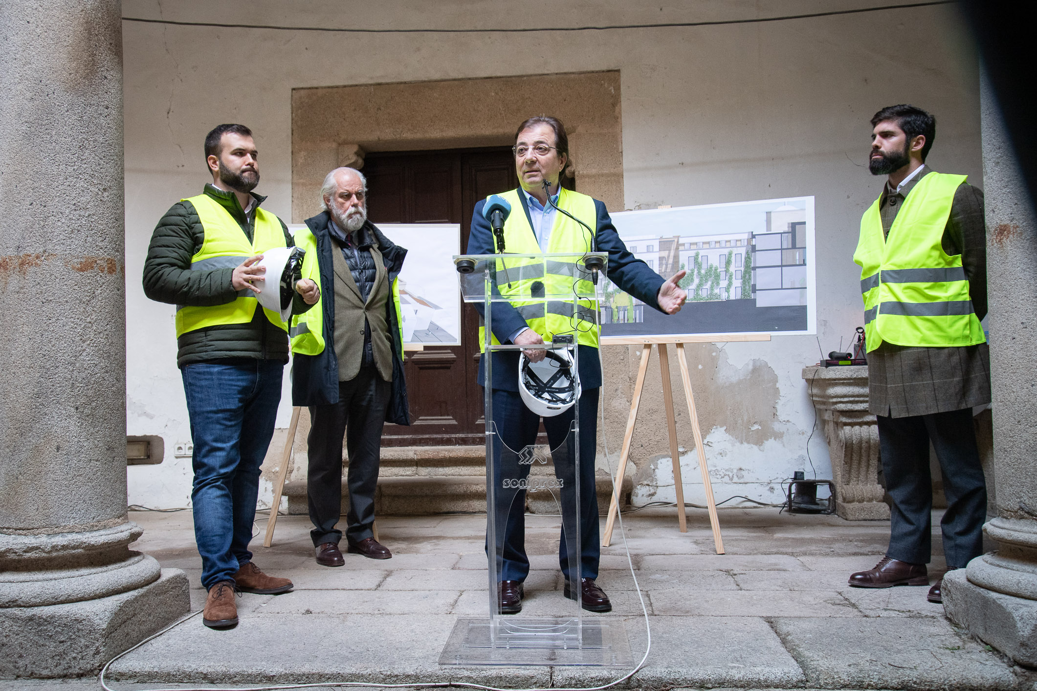 Foto del presidente de la Junta de Extremadura junto a otras autoridades durante la visita a las obras del Palacio de Godoy