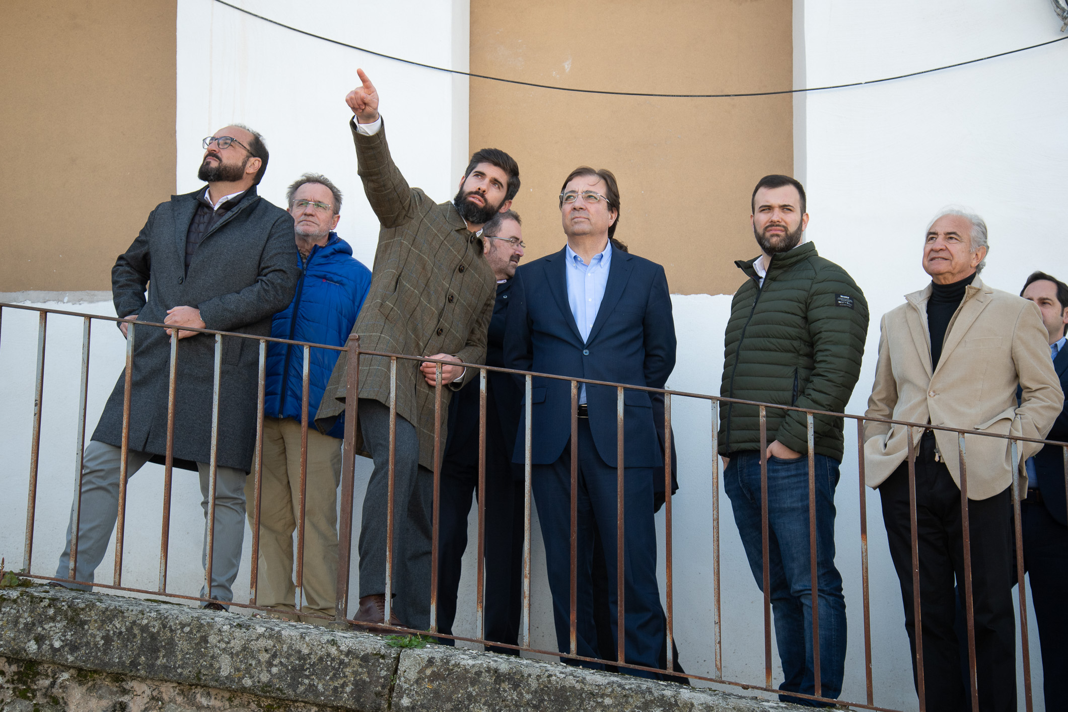 Foto del presidente de la Junta de Extremadura junto a otras autoridades durante la visita a las obras del Palacio de Godoy