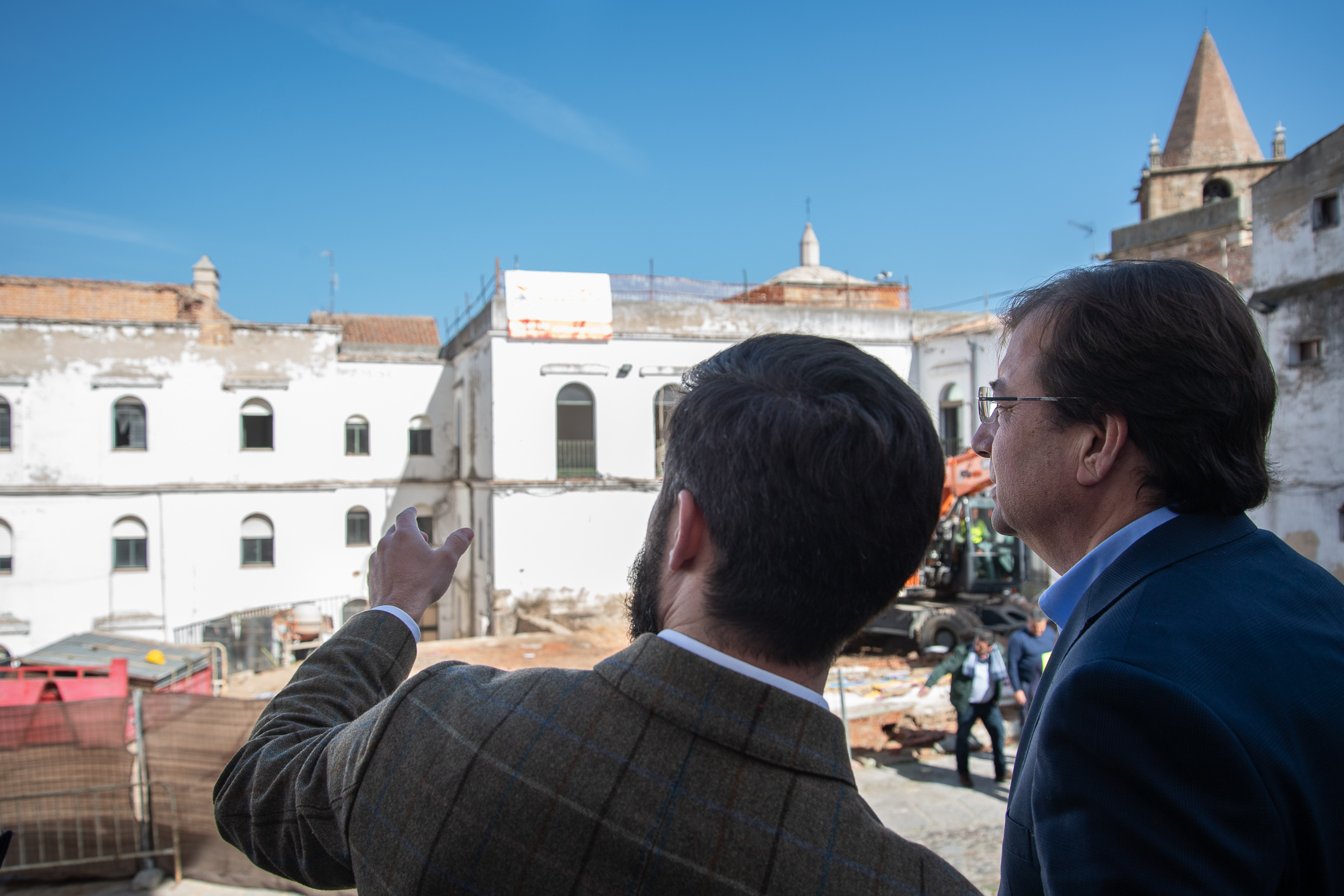Foto del presidente de la Junta de Extremadura durante la visita a las obras del Palacio de Godoy