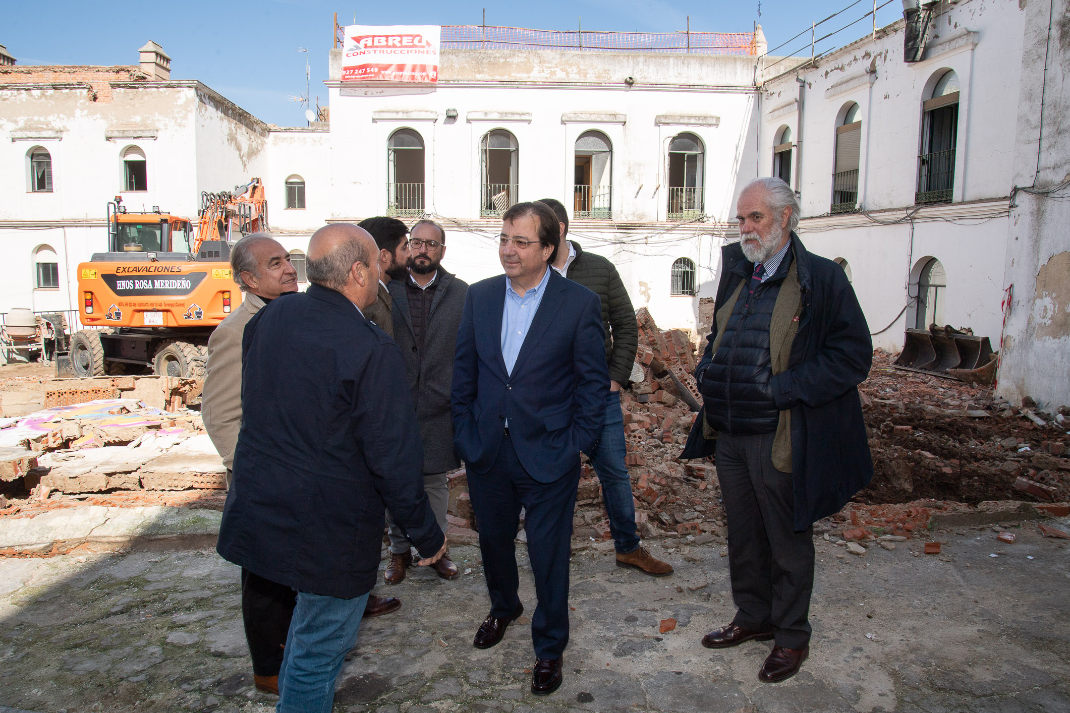 Foto del presidente de la Junta de Extremadura junto a otras autoridades durante la visita a las obras del Palacio de Godoy