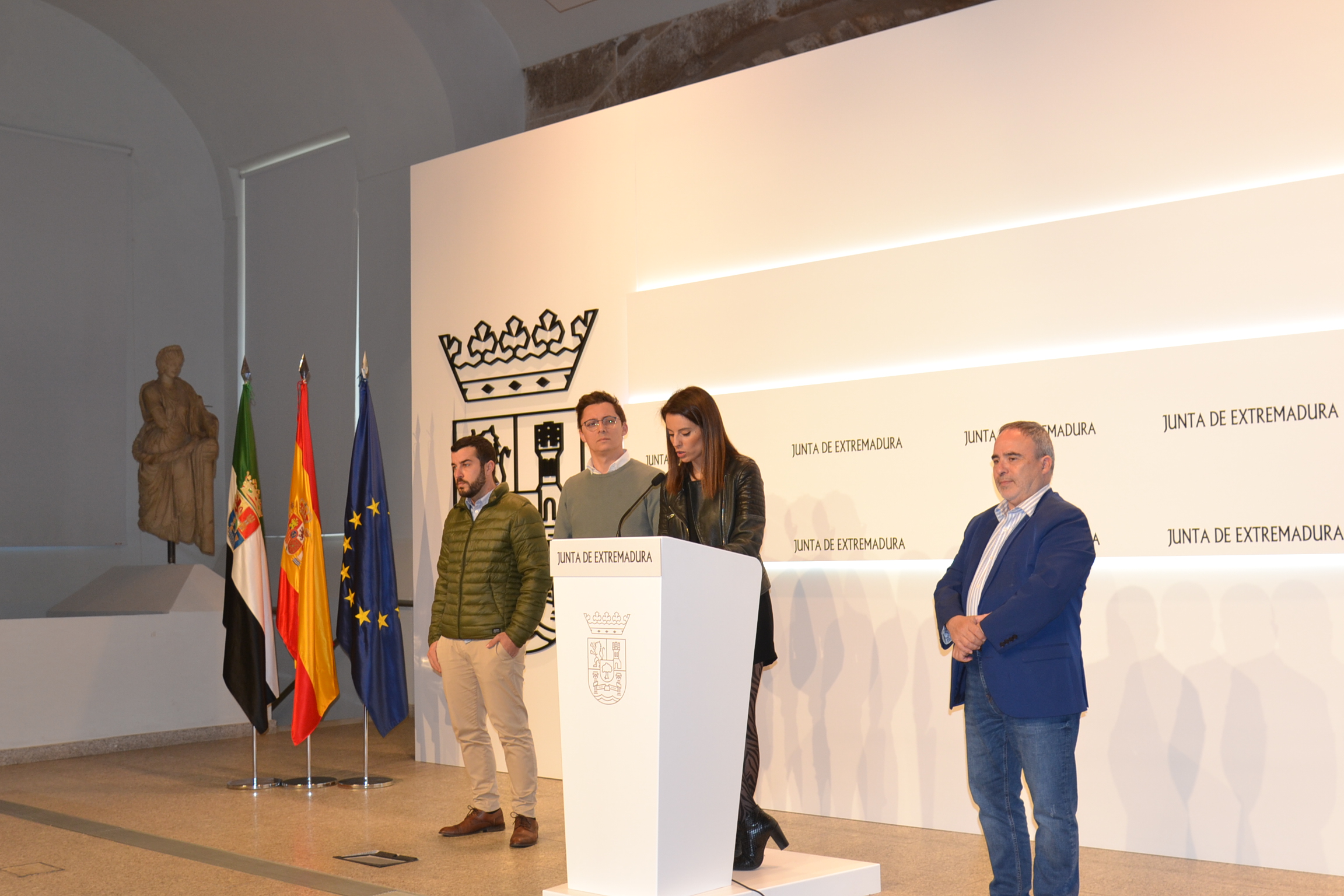 Foto de la consejera de Cultura, Turismo y Deportes junto a otras autoridades en la presentación del FIO