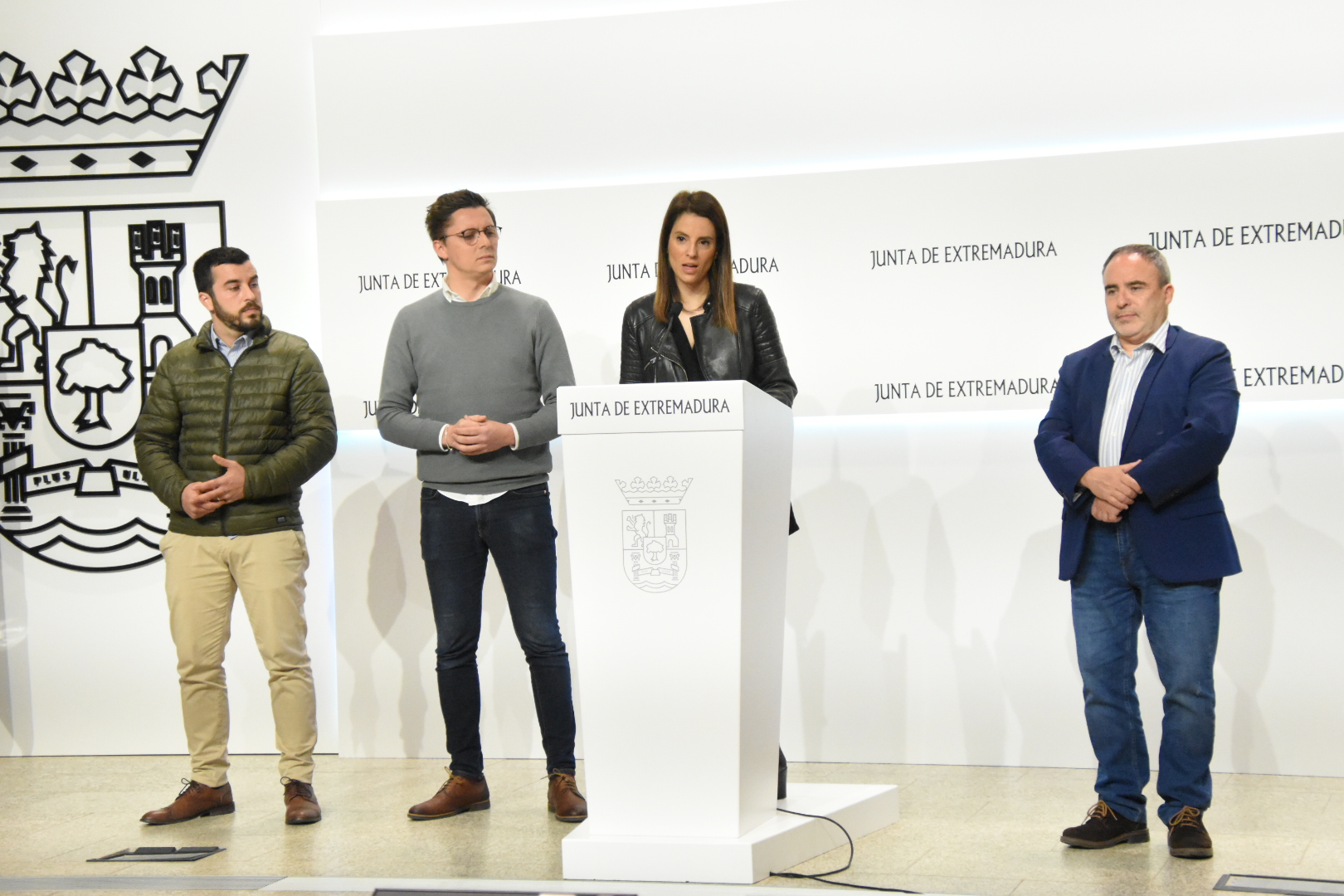 Foto de la consejera de Cultura, Turismo y Deportes junto a otras autoridades en la presentación del FIO