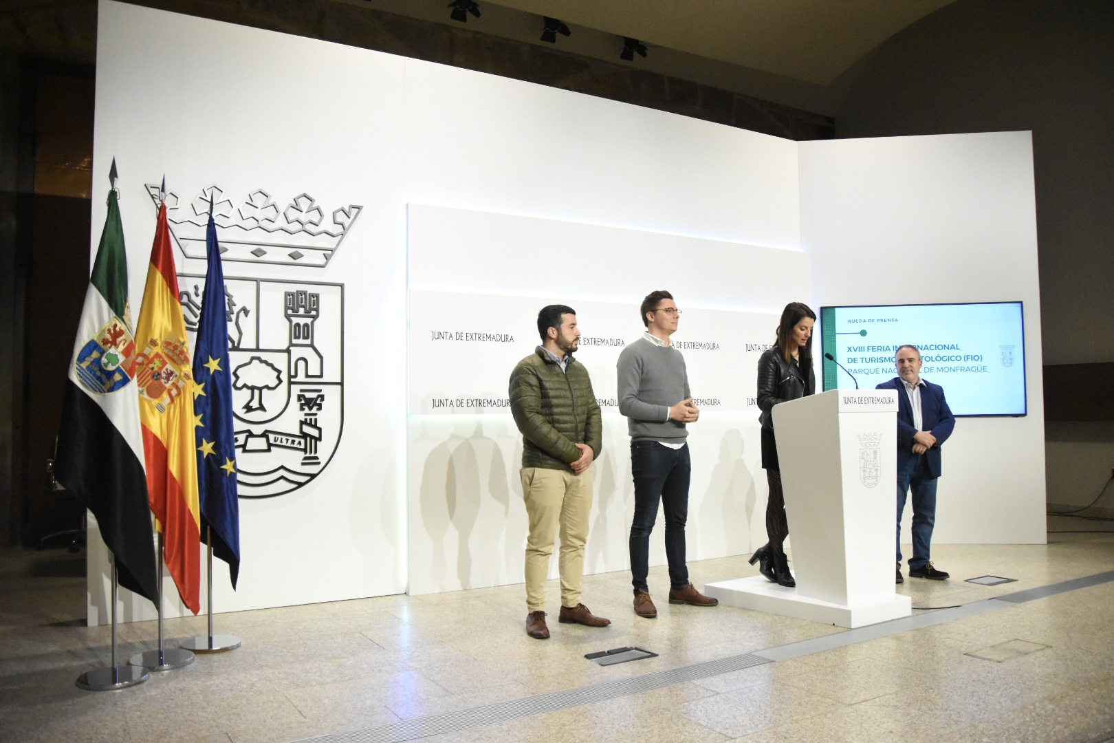 Foto de la consejera de Cultura, Turismo y Deportes junto a otras autoridades en la presentación del FIO