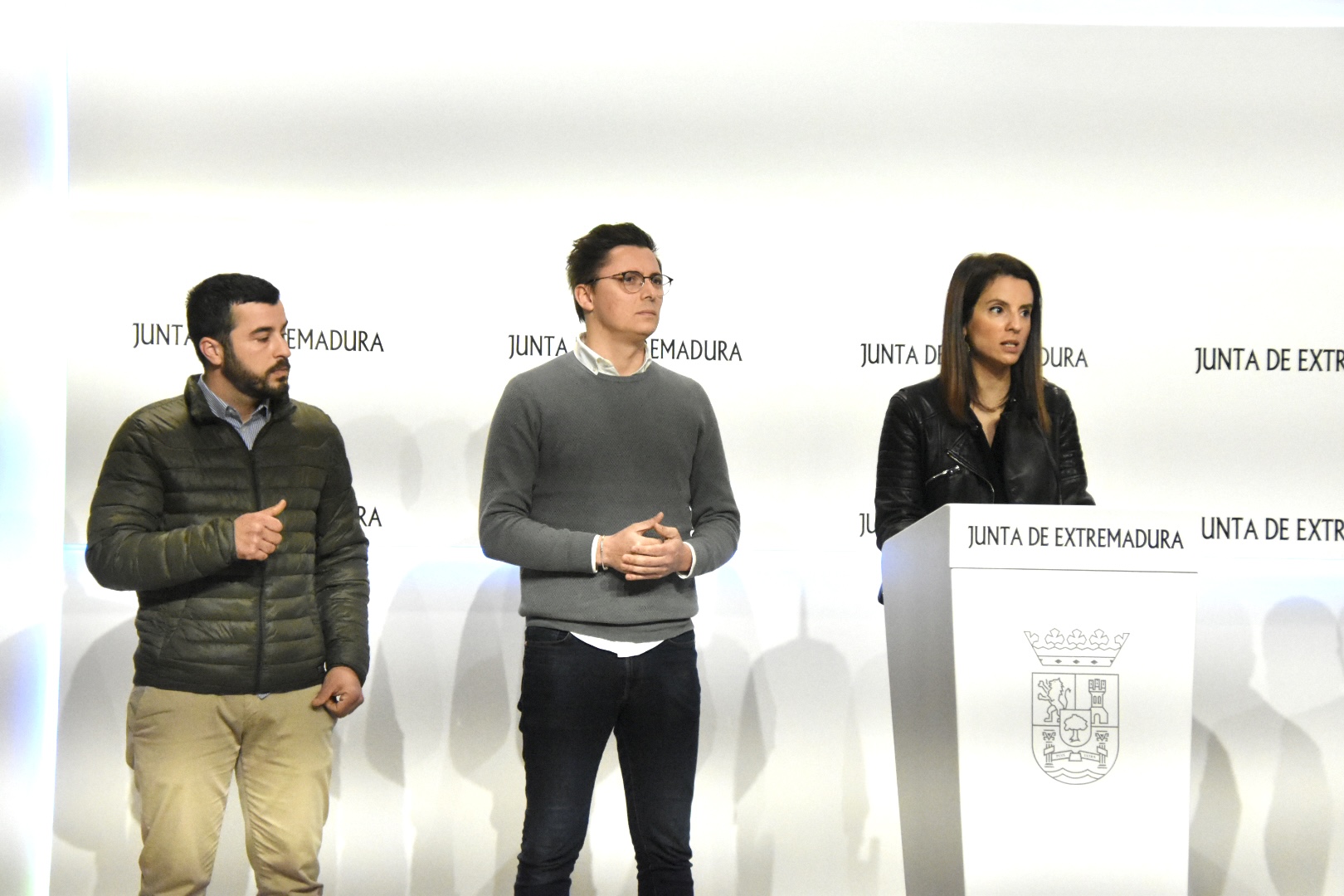 Foto de la consejera de Cultura, Turismo y Deportes junto a otras autoridades en la presentación del FIO